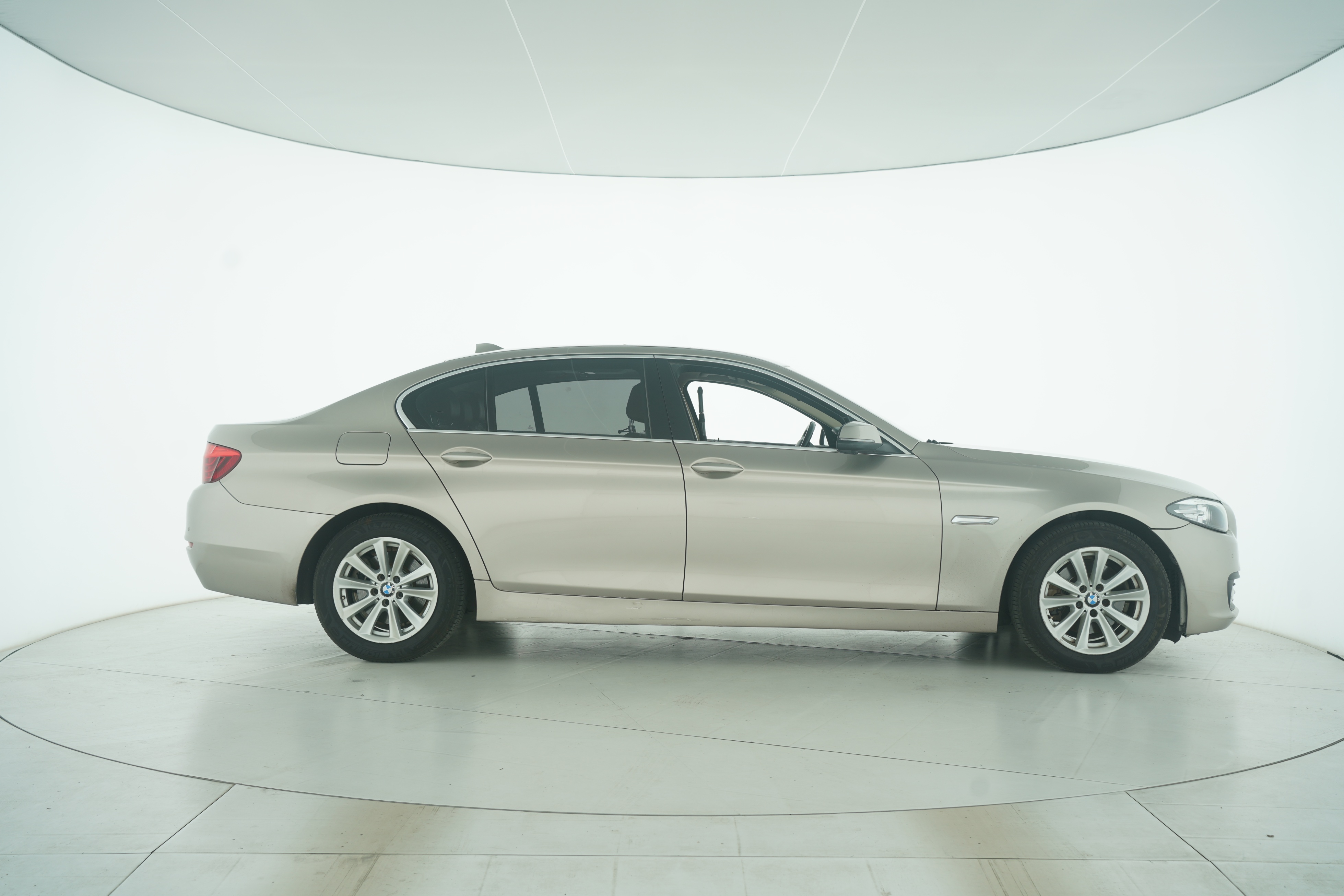 BMW 5 Series 2017 — фото 8