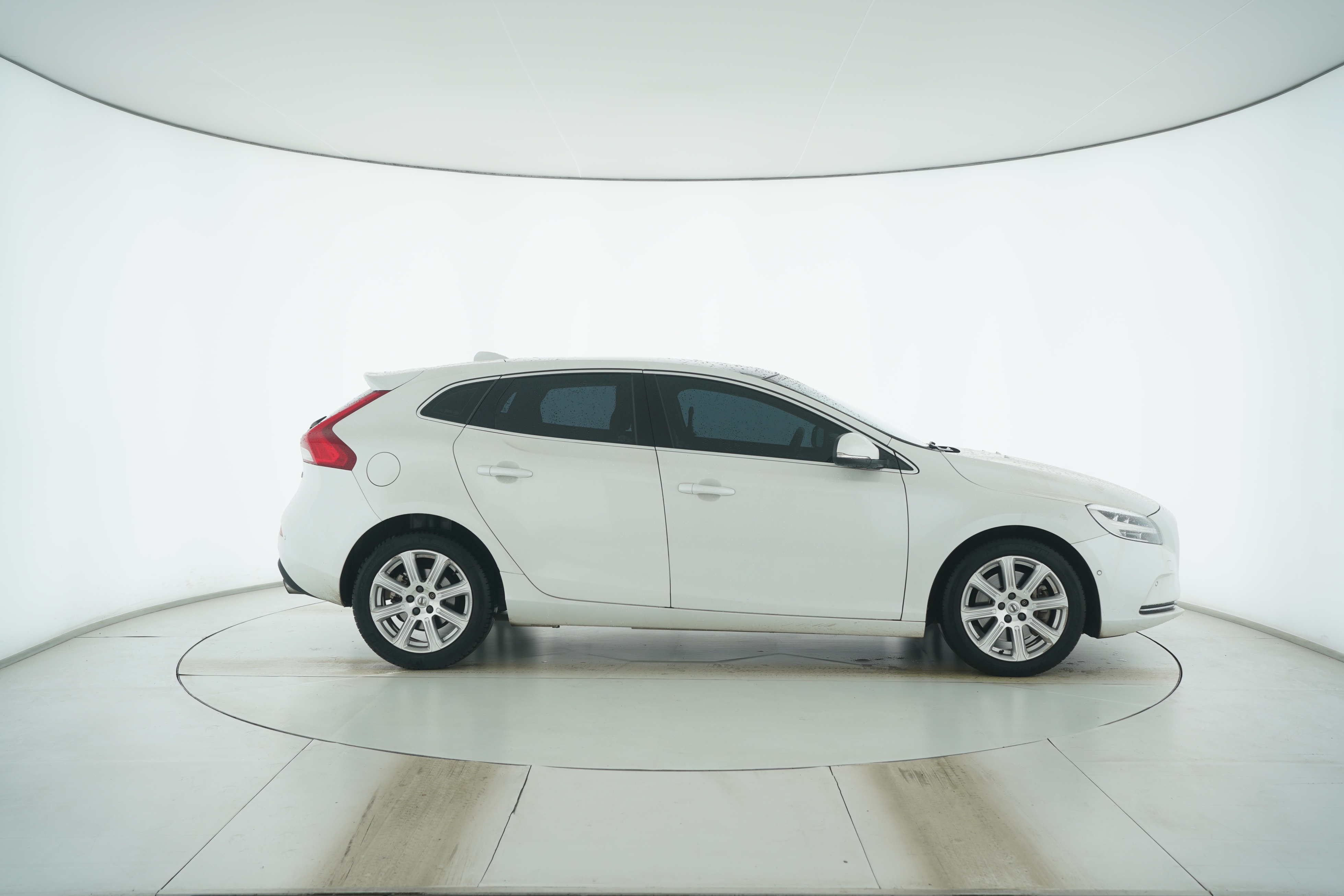 VOLVO V40 2017 — фото 8