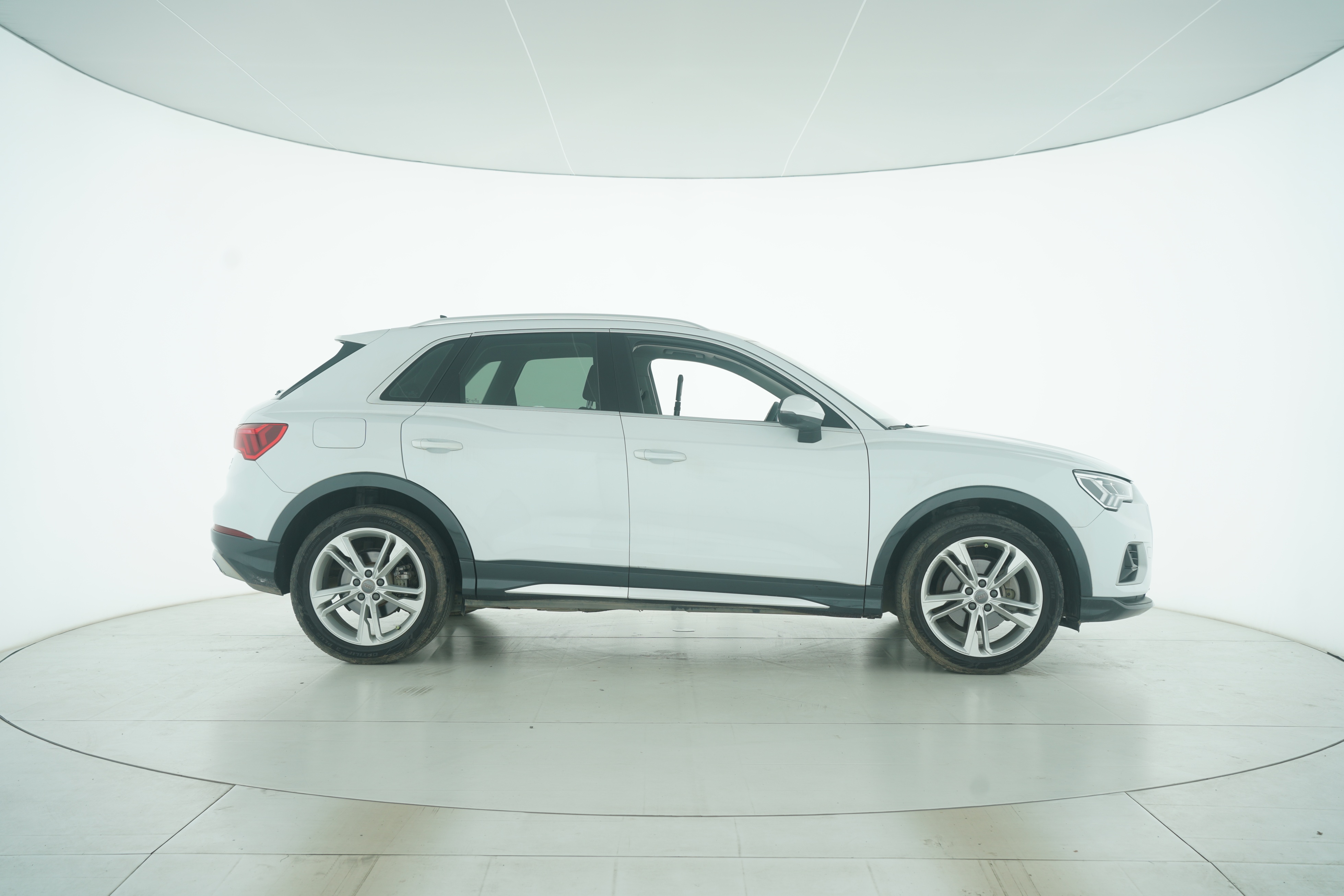Audi Q3 2019 — фото 8