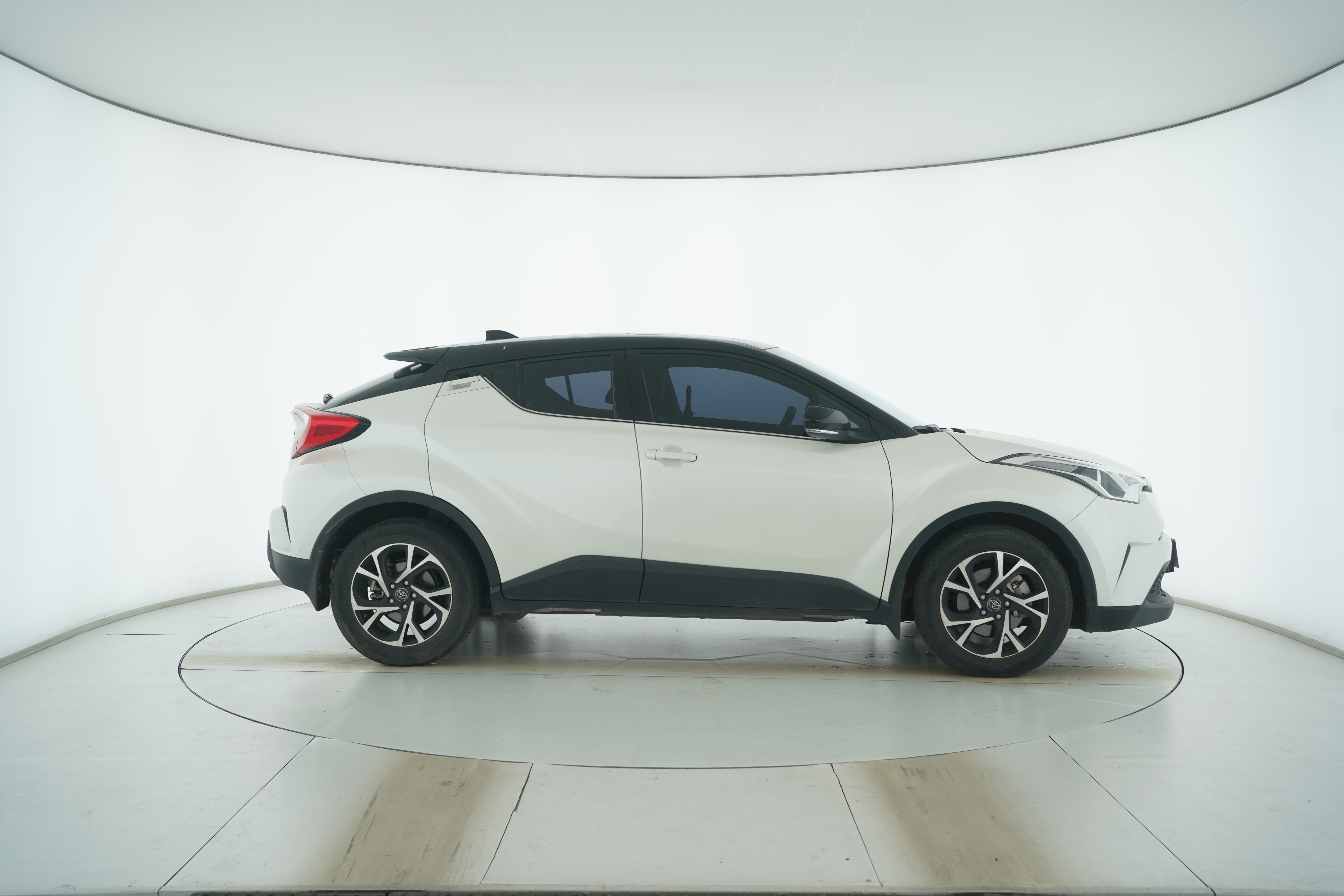 Toyota C-HR 2020 — фото 8