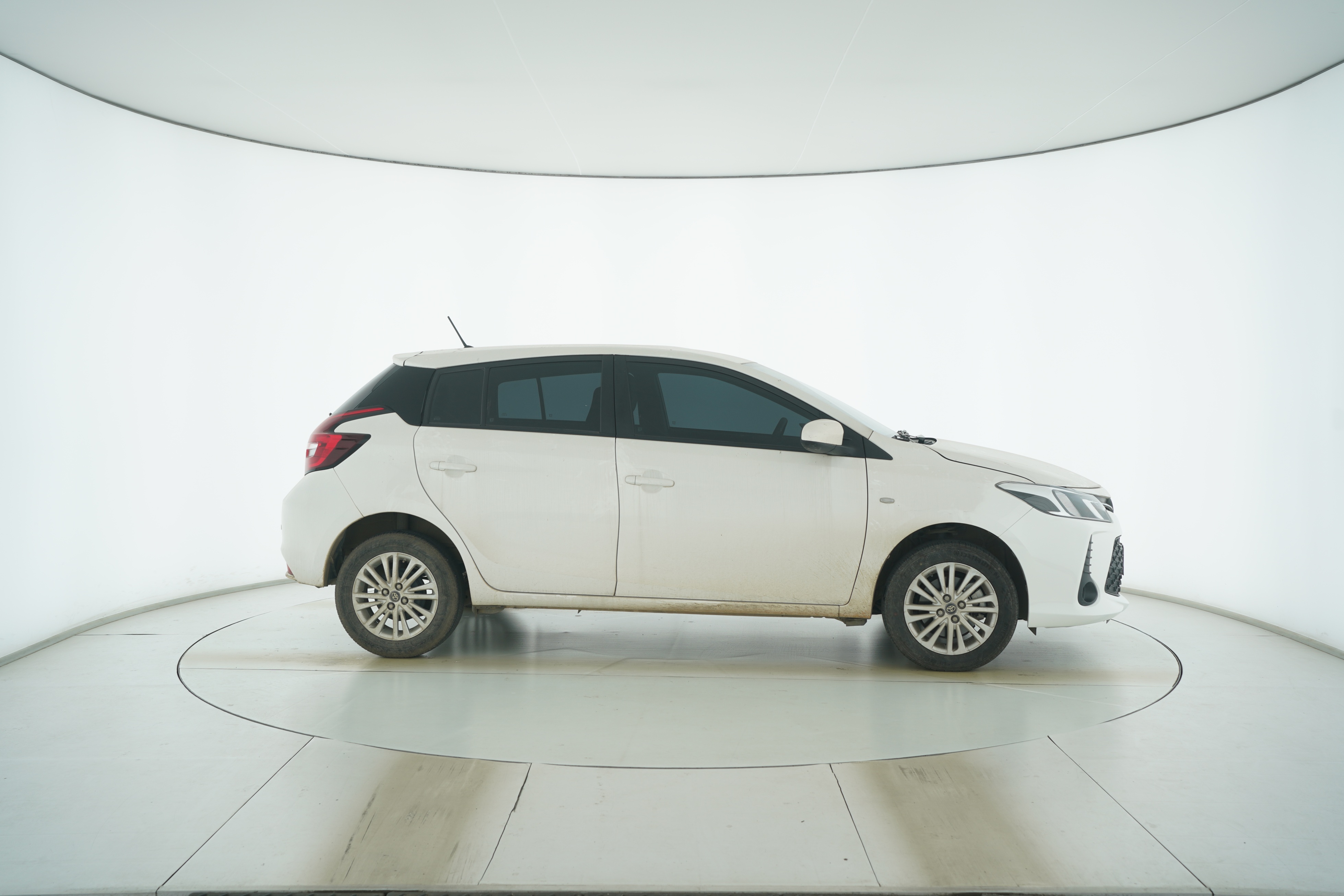 Toyota YARiS L 2020 — фото 8