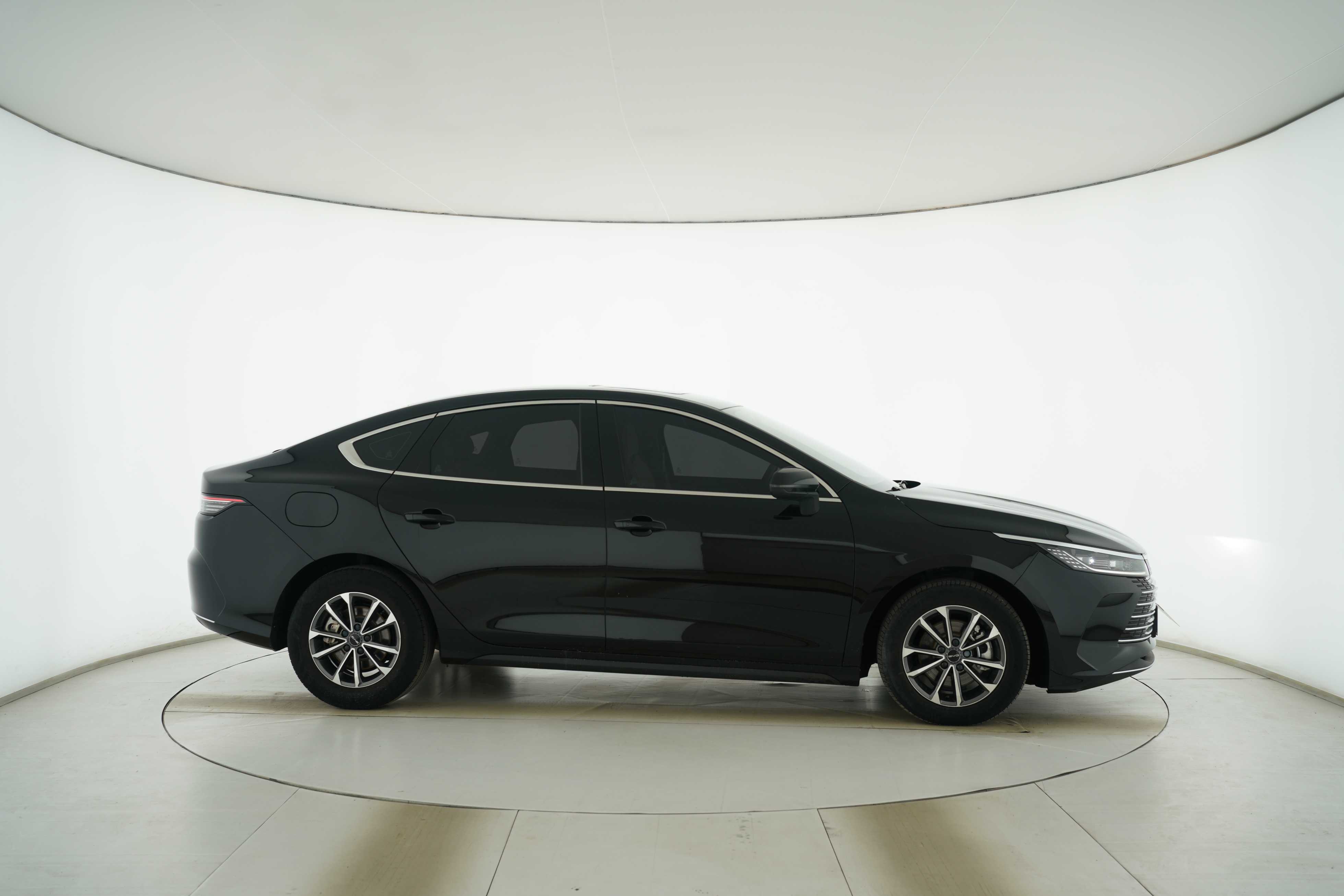 BYD QIN PLUS Hybrid 2023 — фото 8
