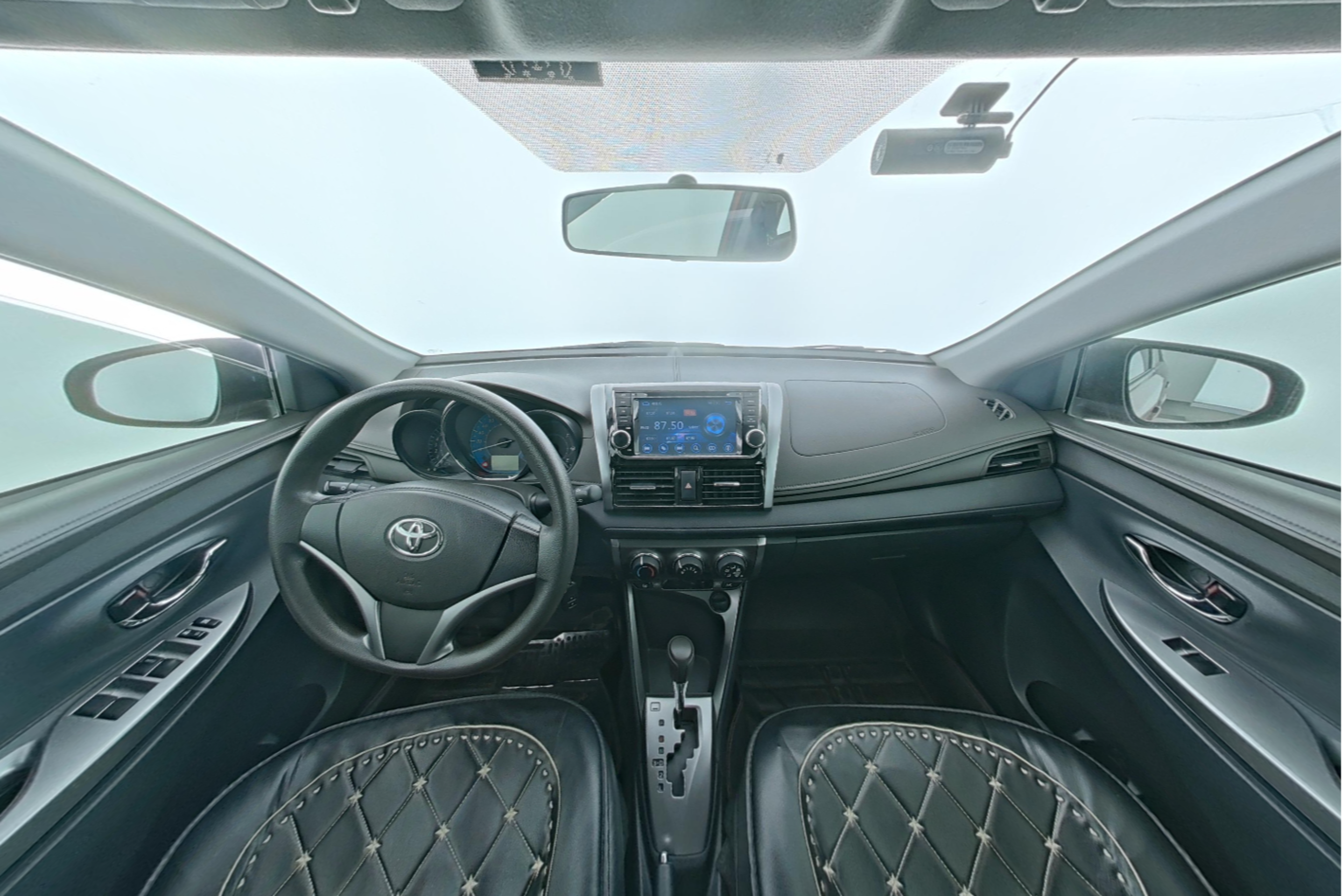 Toyota YARiS L 2014 — фото 9