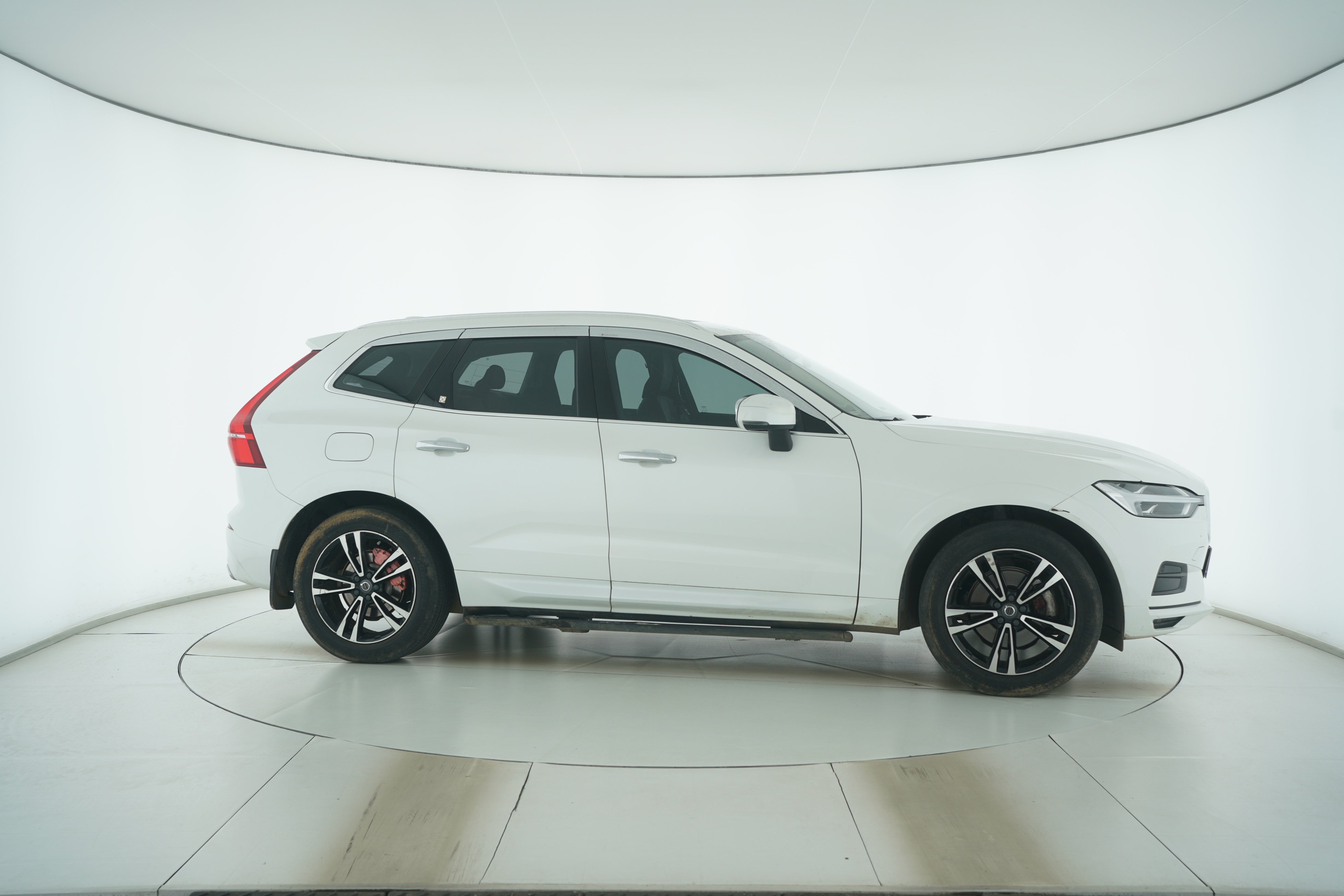 VOLVO XC60 2019 — фото 8