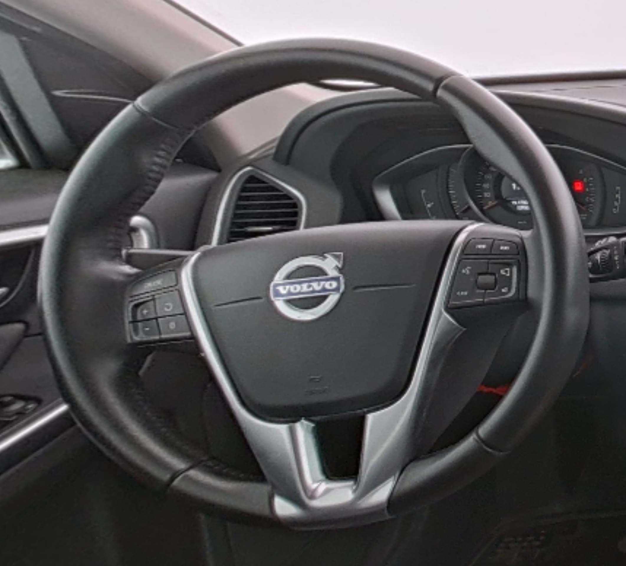 VOLVO XC60 2017 — фото 10