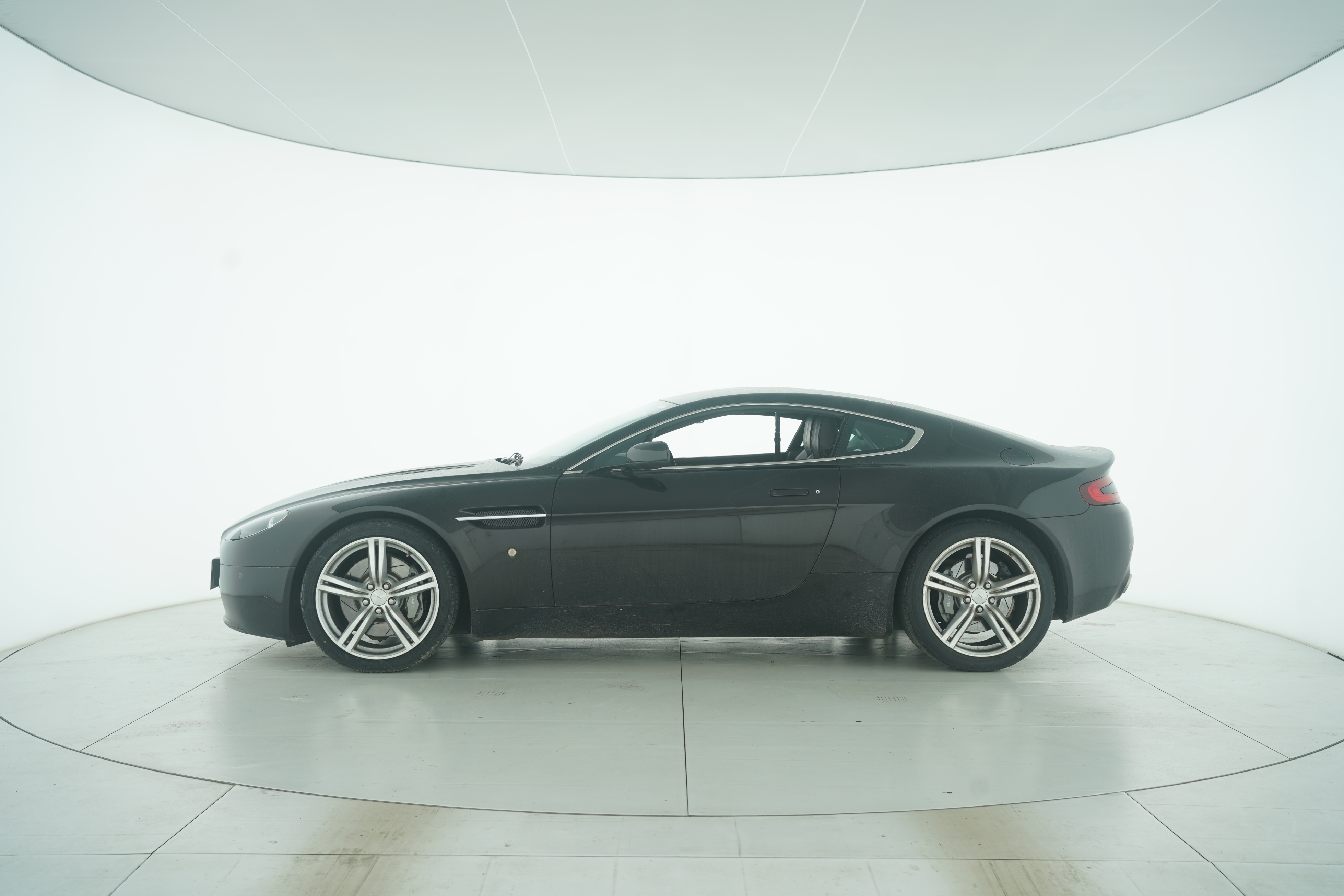 Aston Martin V8 Vantage 2012 — фото 7