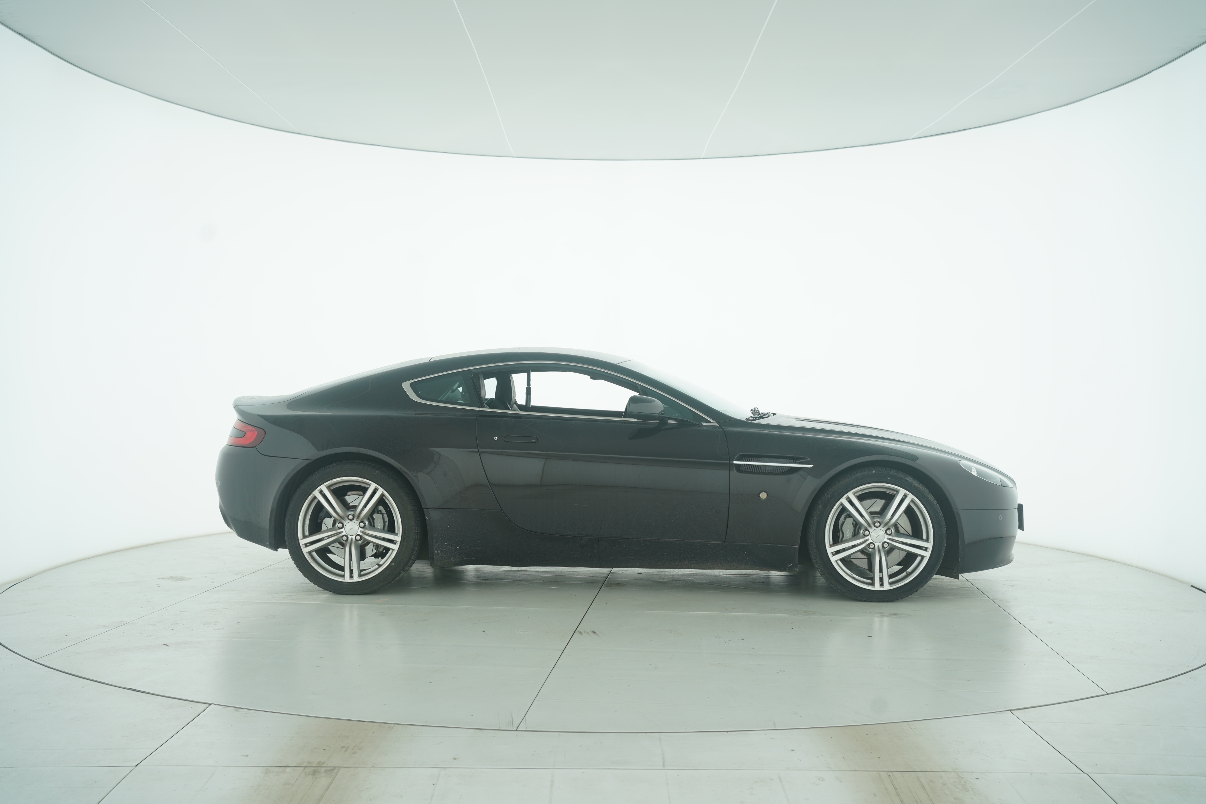 Aston Martin V8 Vantage 2012 — фото 8