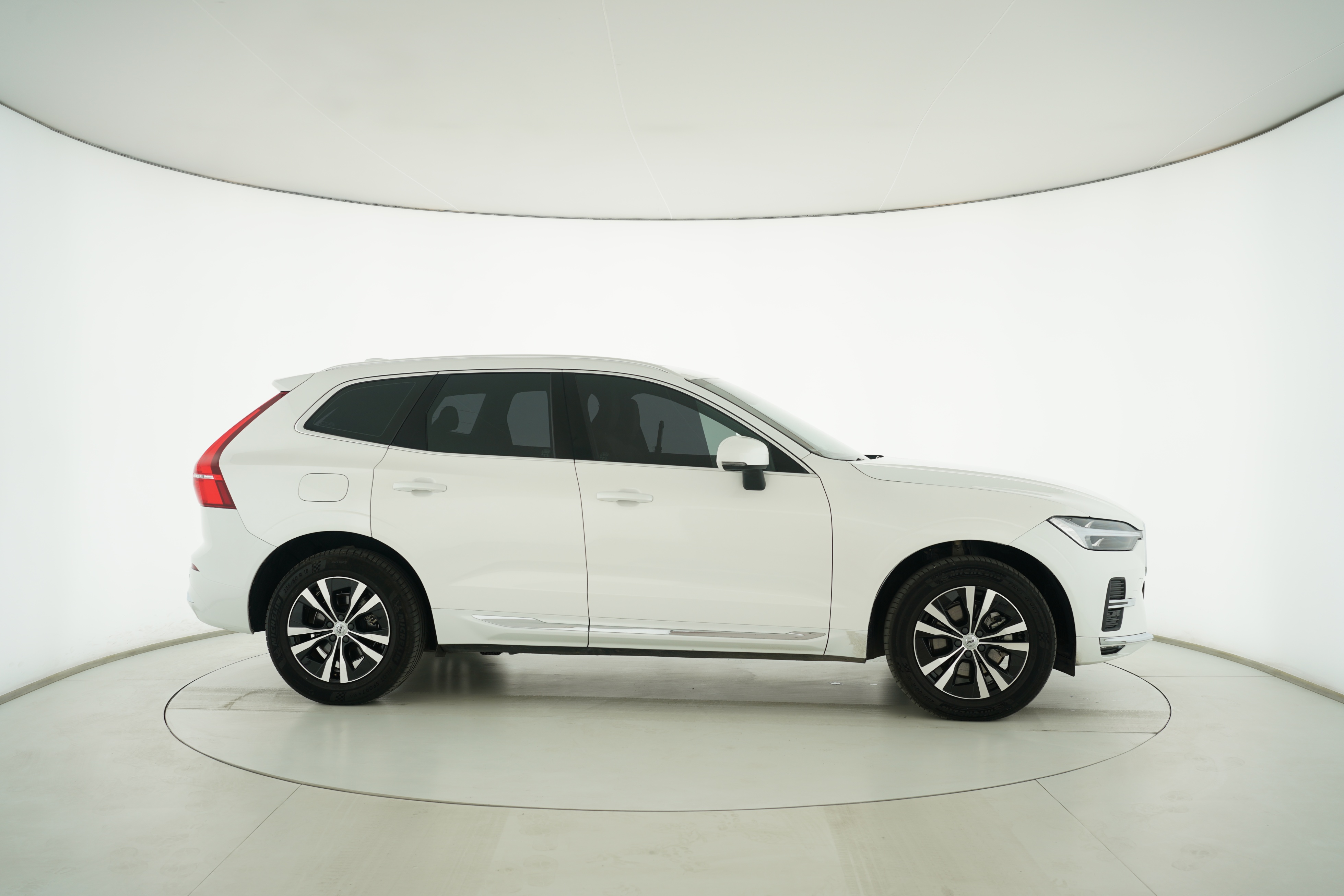 VOLVO XC60 2023 — фото 8
