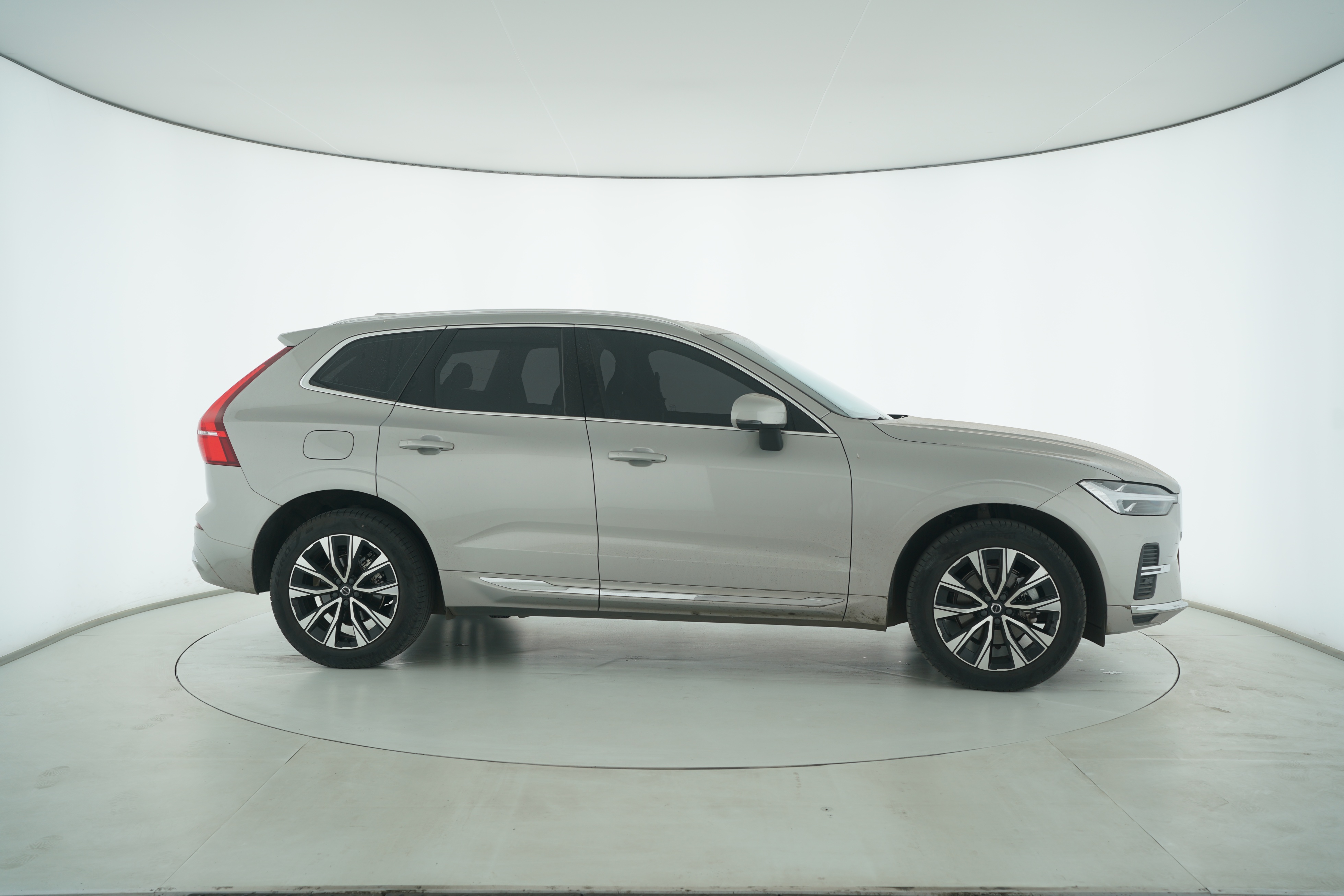 VOLVO XC60 2023 — фото 8