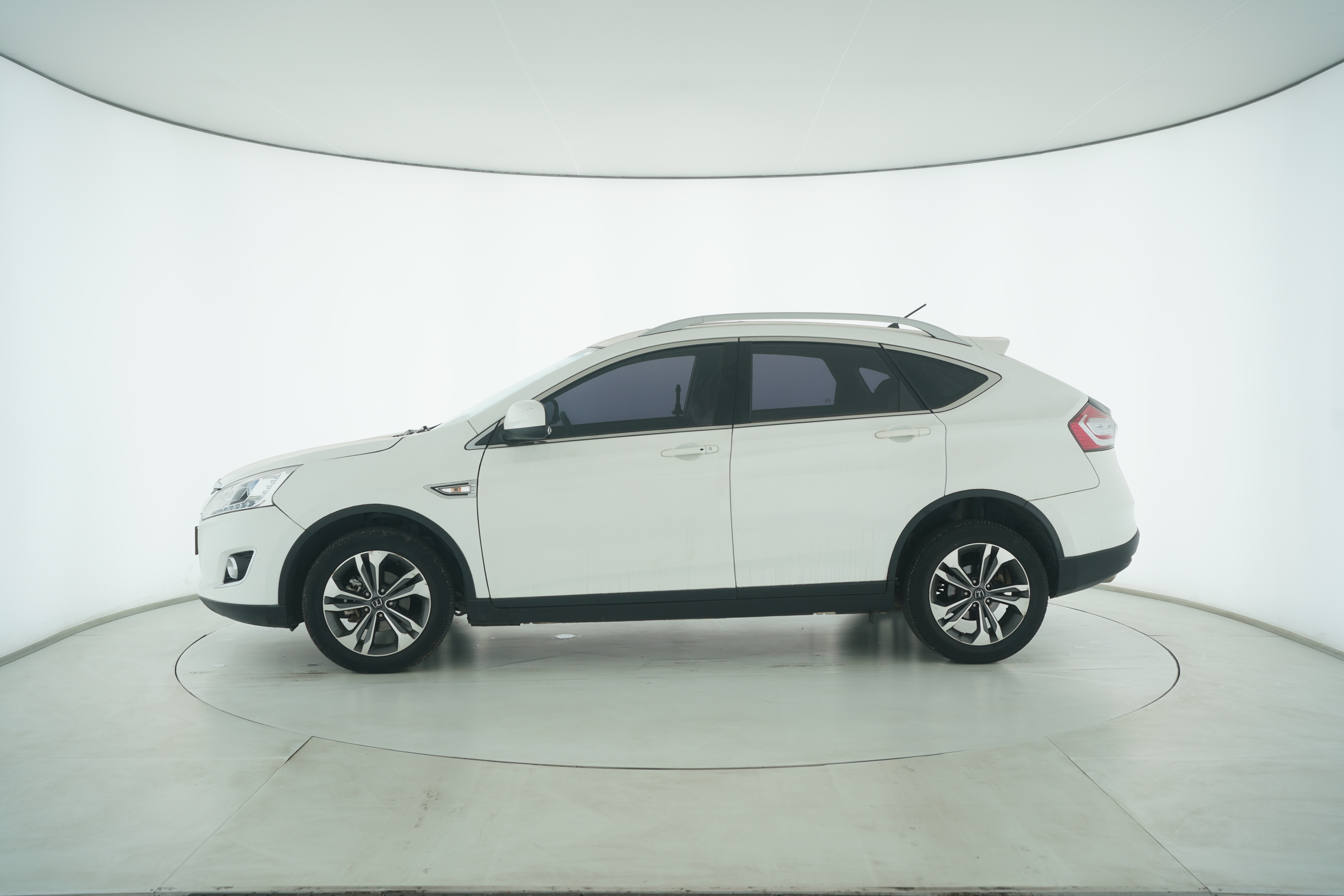 Luxgen You6 SUV 2017 — фото 7