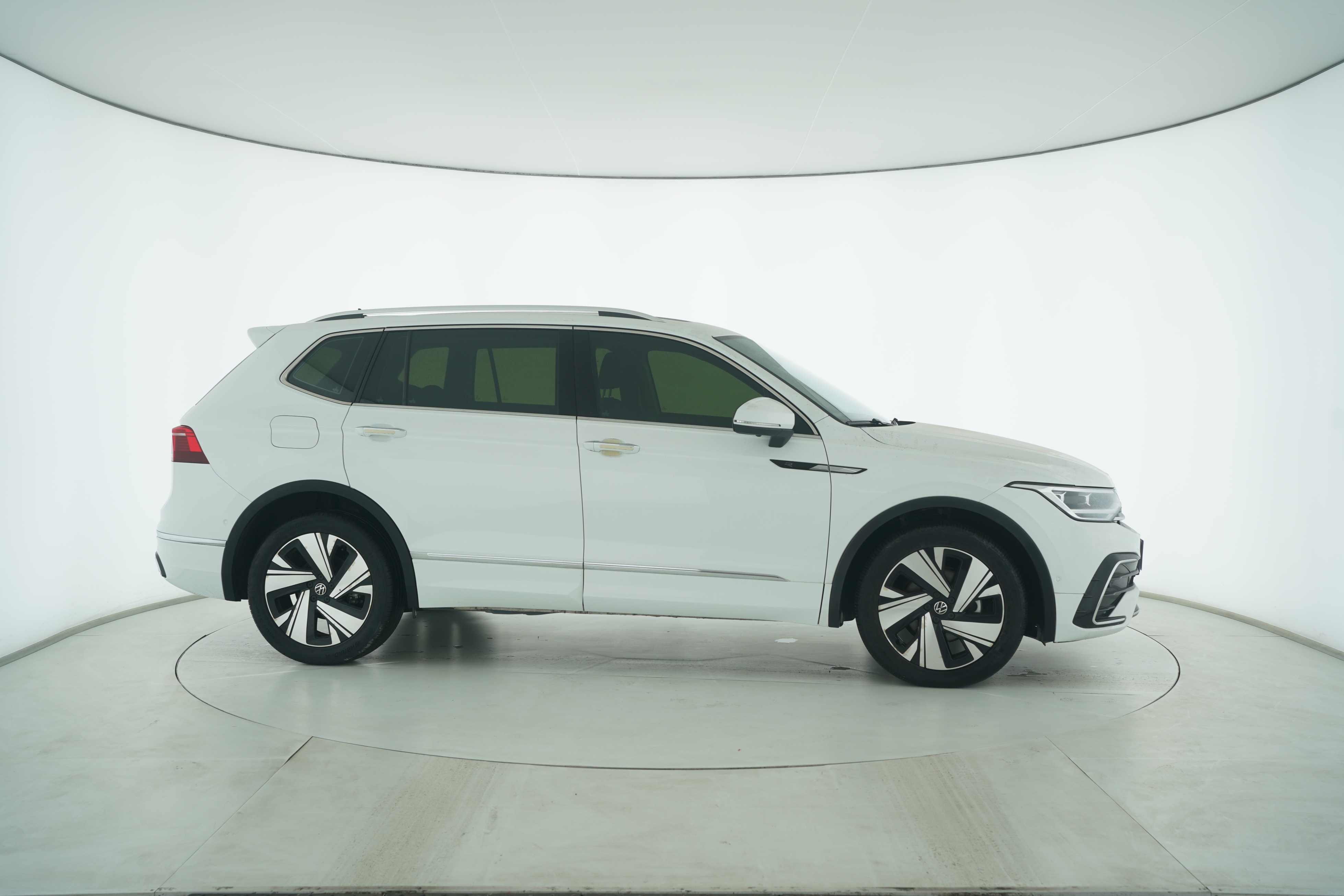 Volkswagen Tiguan L 2022 — фото 8