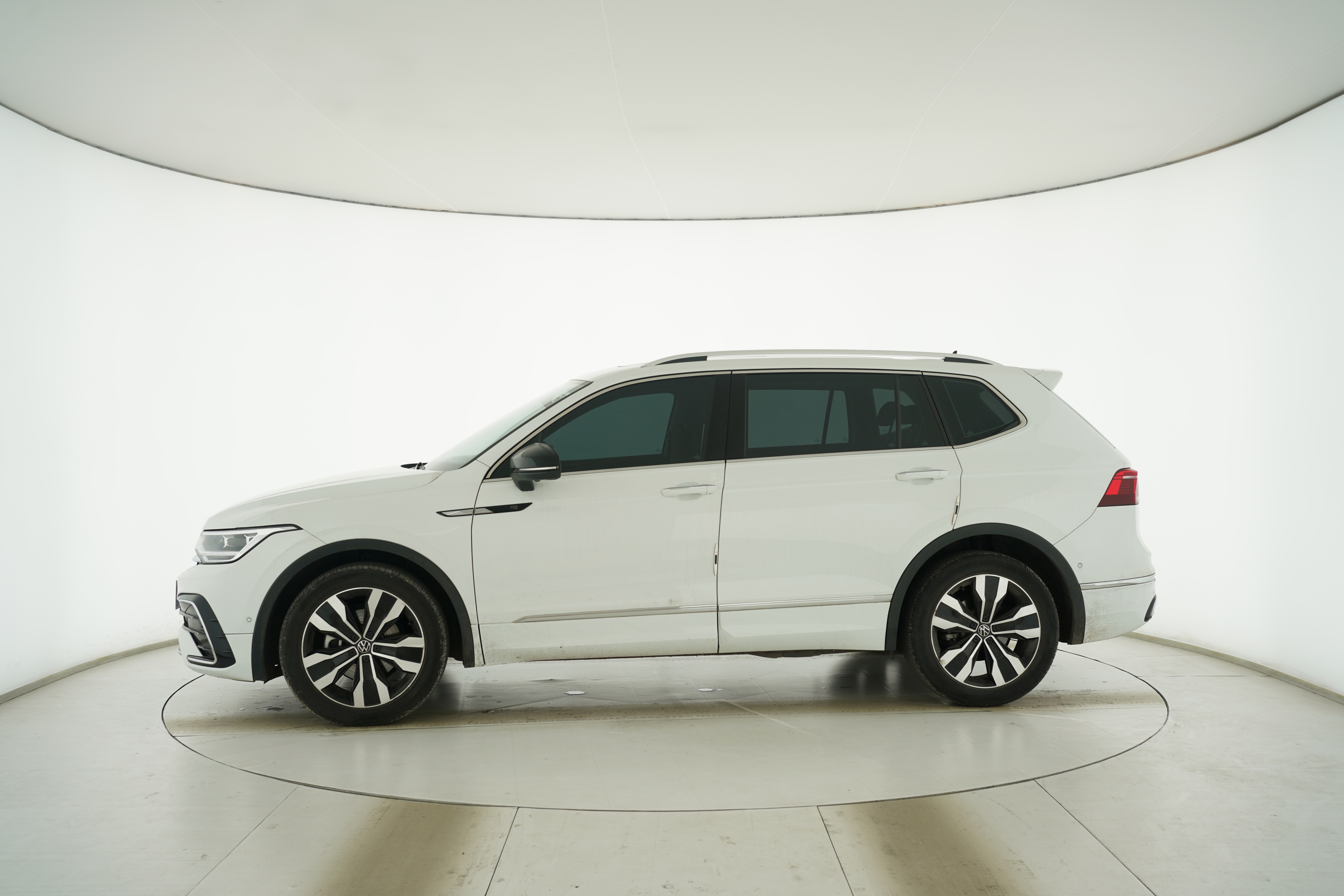 Volkswagen Tiguan L 2023 — фото 7