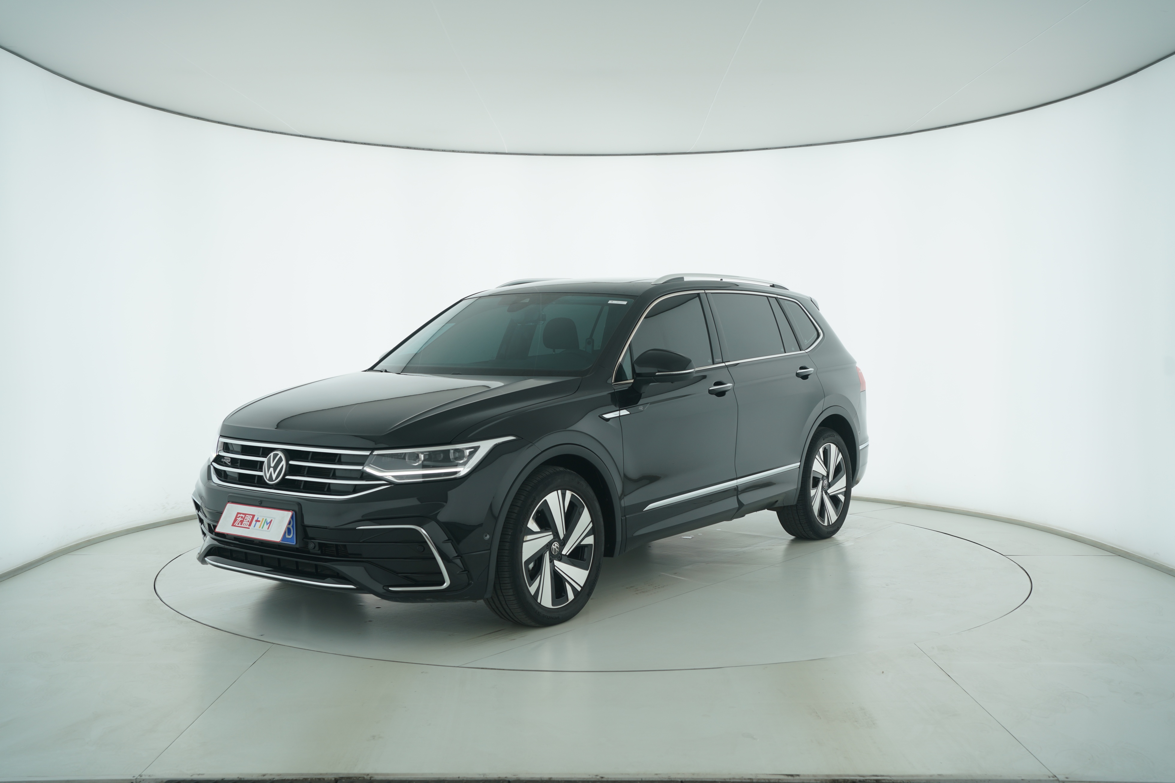 Volkswagen Tiguan L 2022 — фото 1