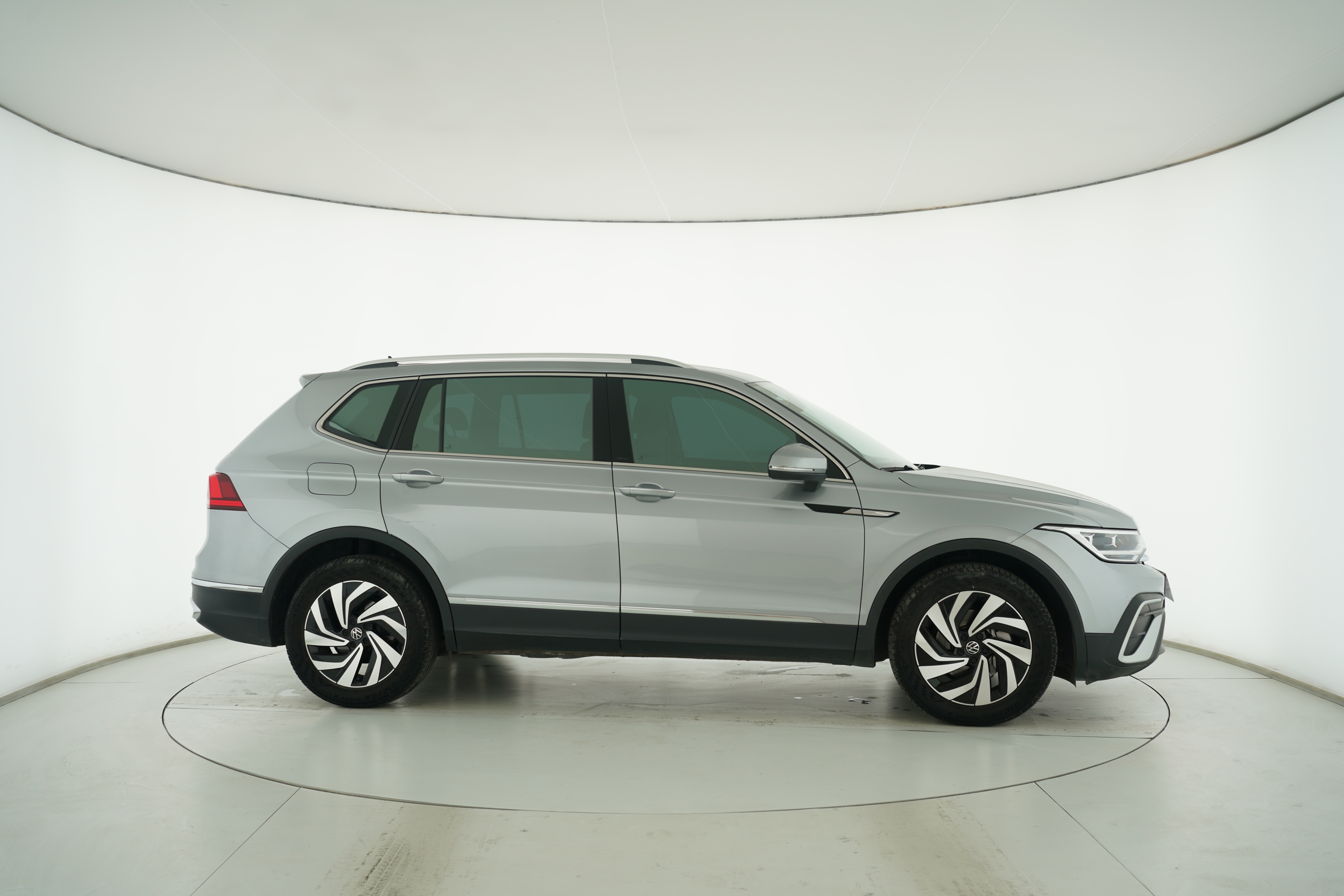 Volkswagen Tiguan L 2021 — фото 8