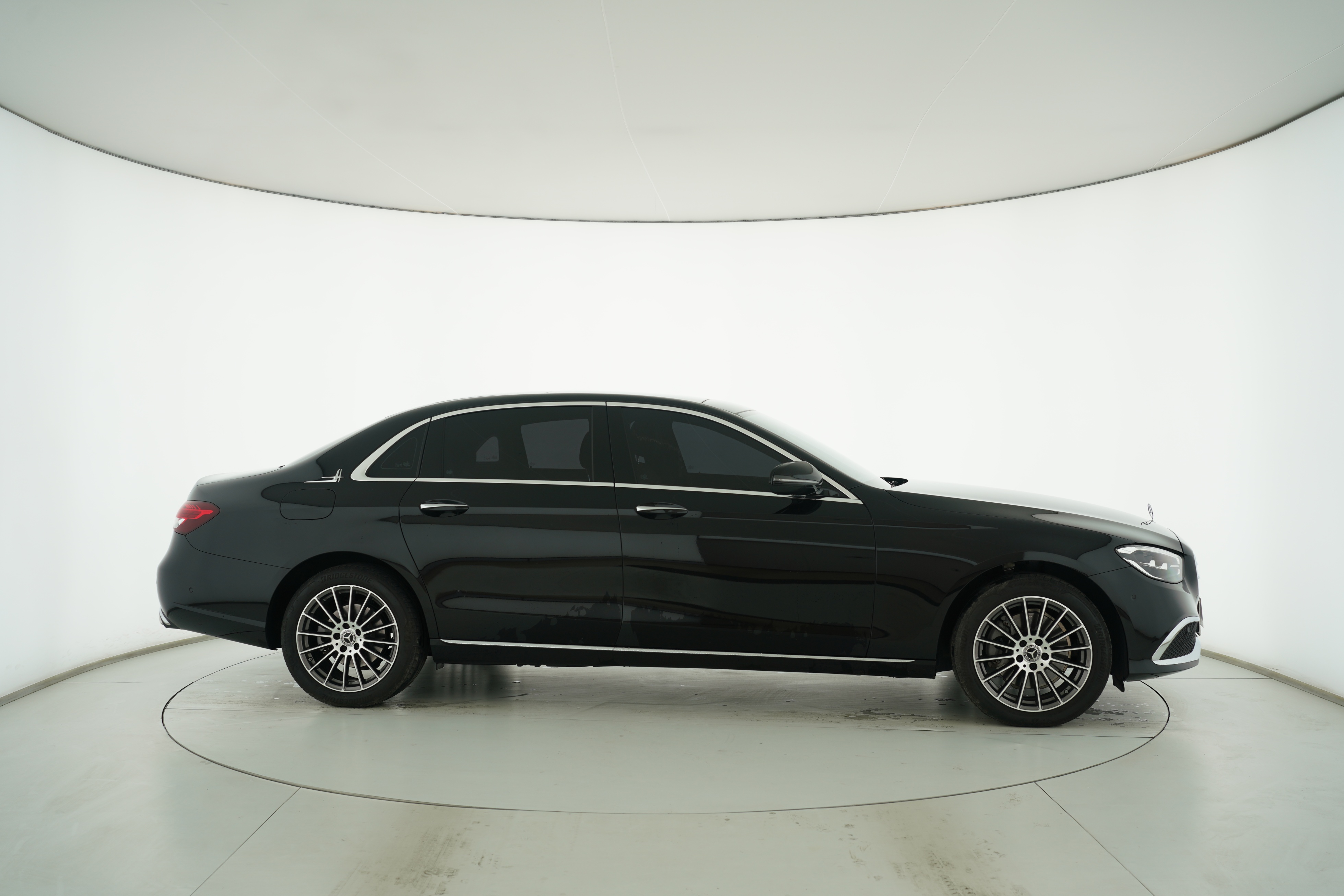 Mercedes Benz E-Class 2023 — фото 8