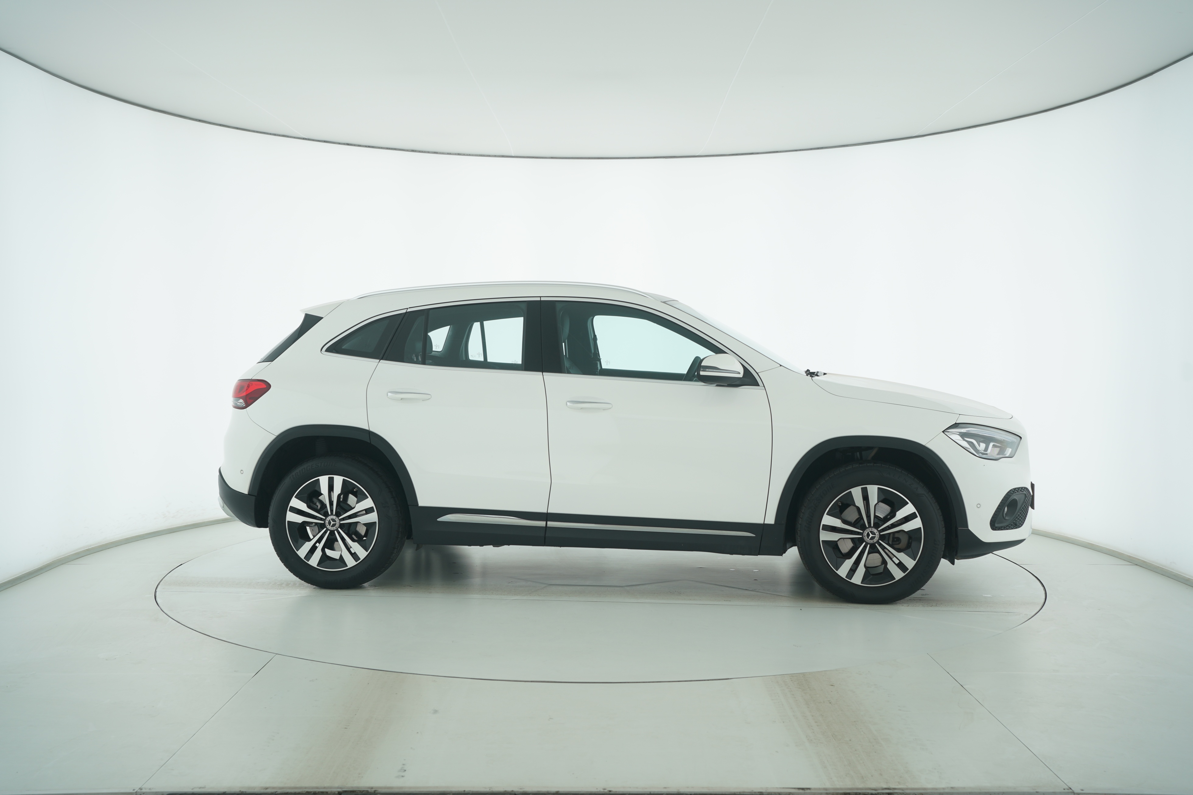 Mercedes Benz GLA 2023 — фото 8