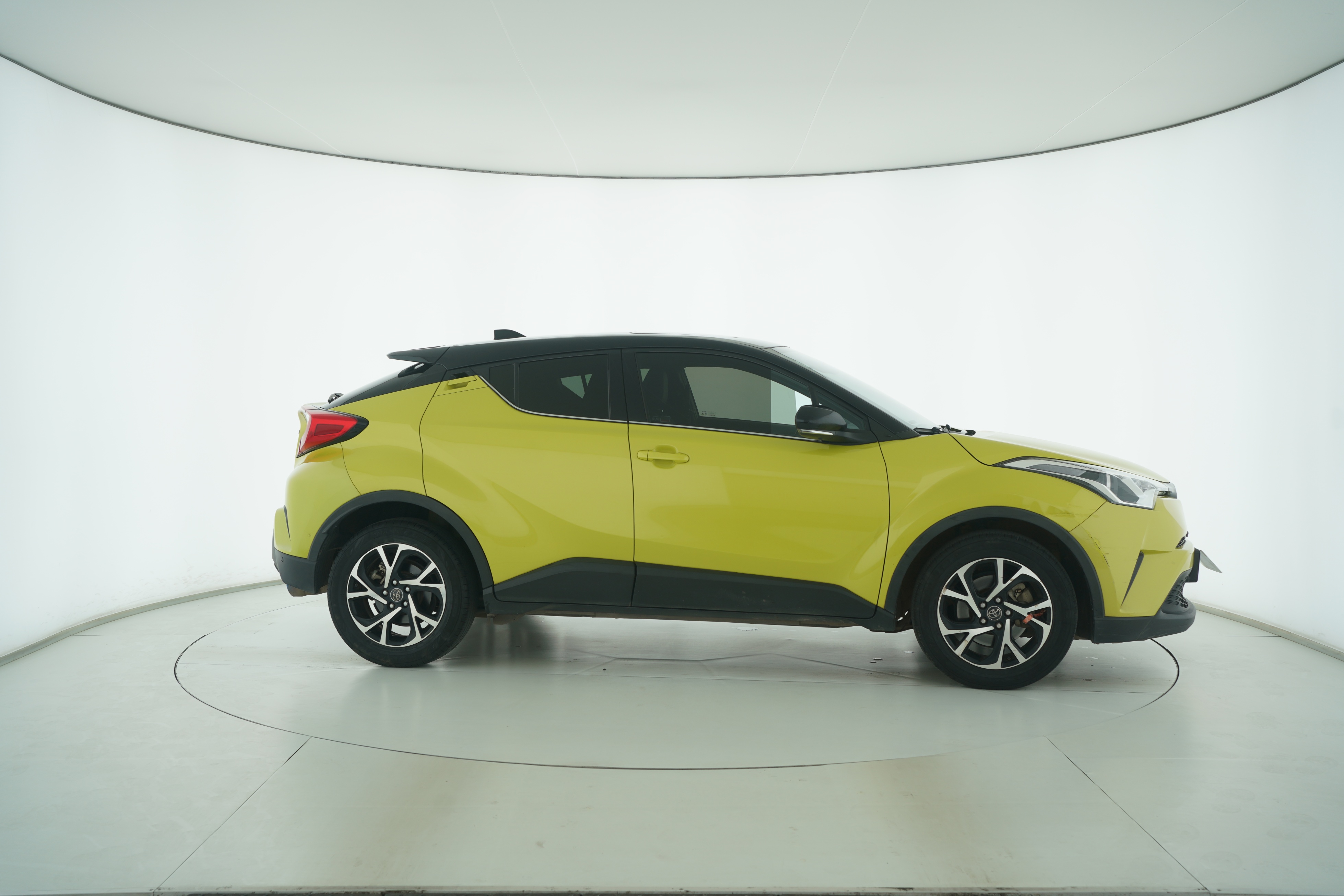 Toyota C-HR 2018 — фото 8