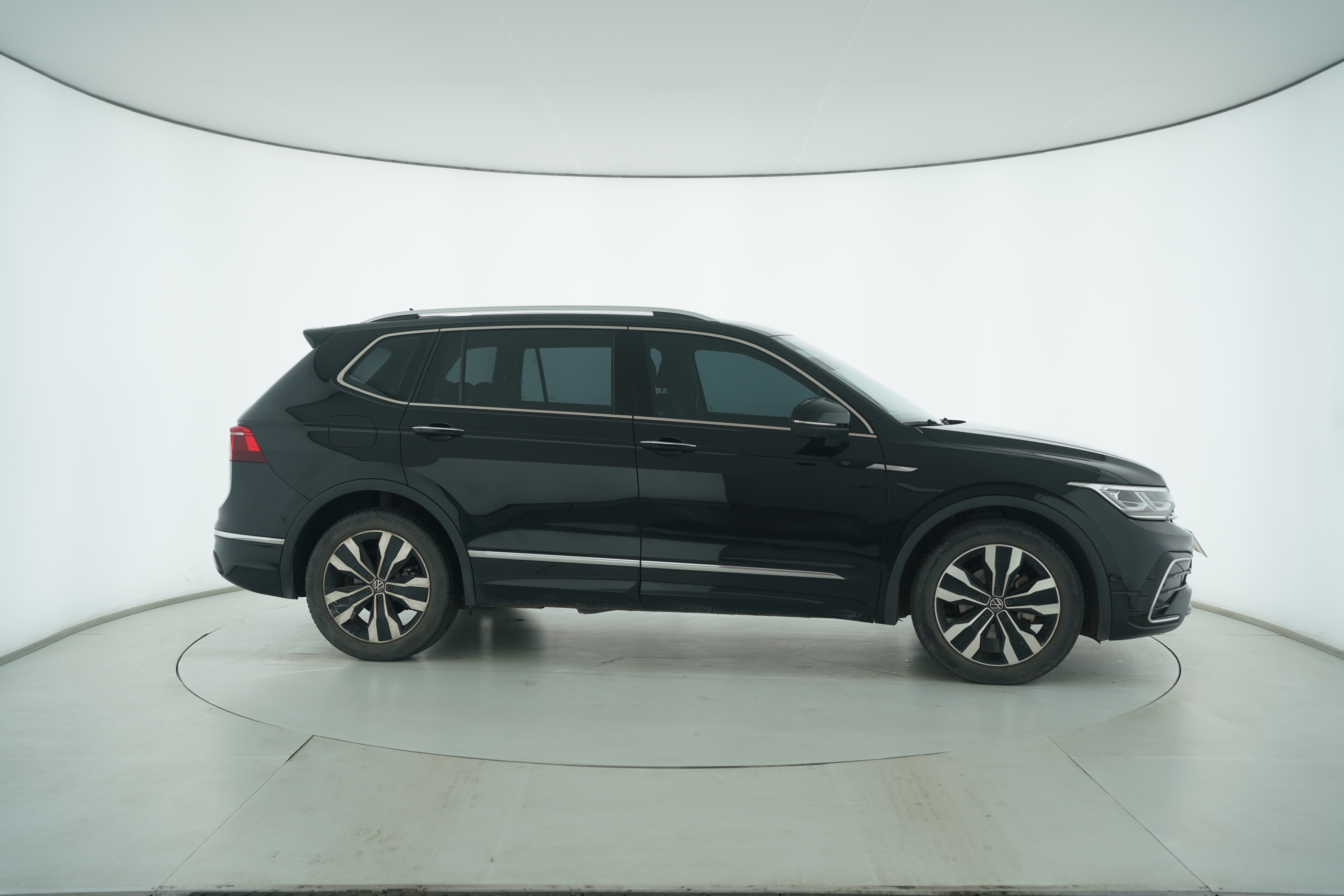 Volkswagen Tiguan L 2022 — фото 8