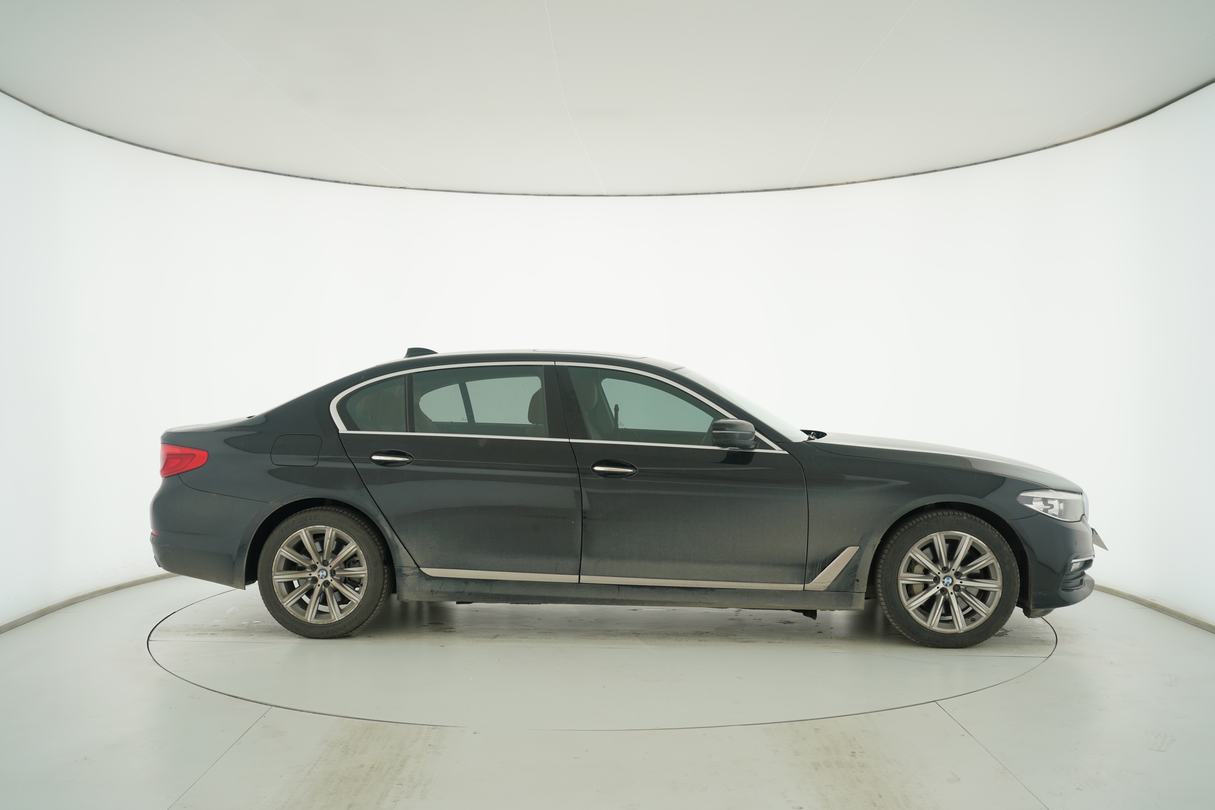 BMW 5 Series 2018 — фото 8