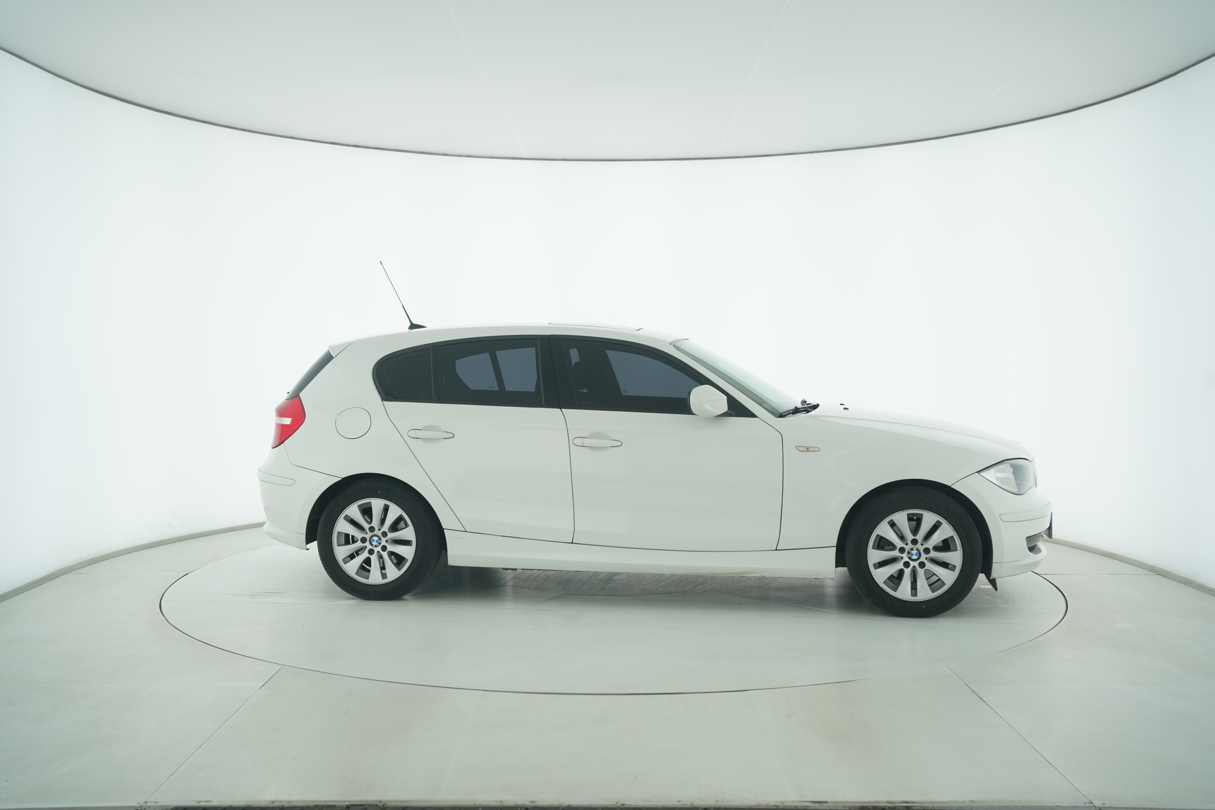 BMW 1 Series (Import) 2011 — фото 8