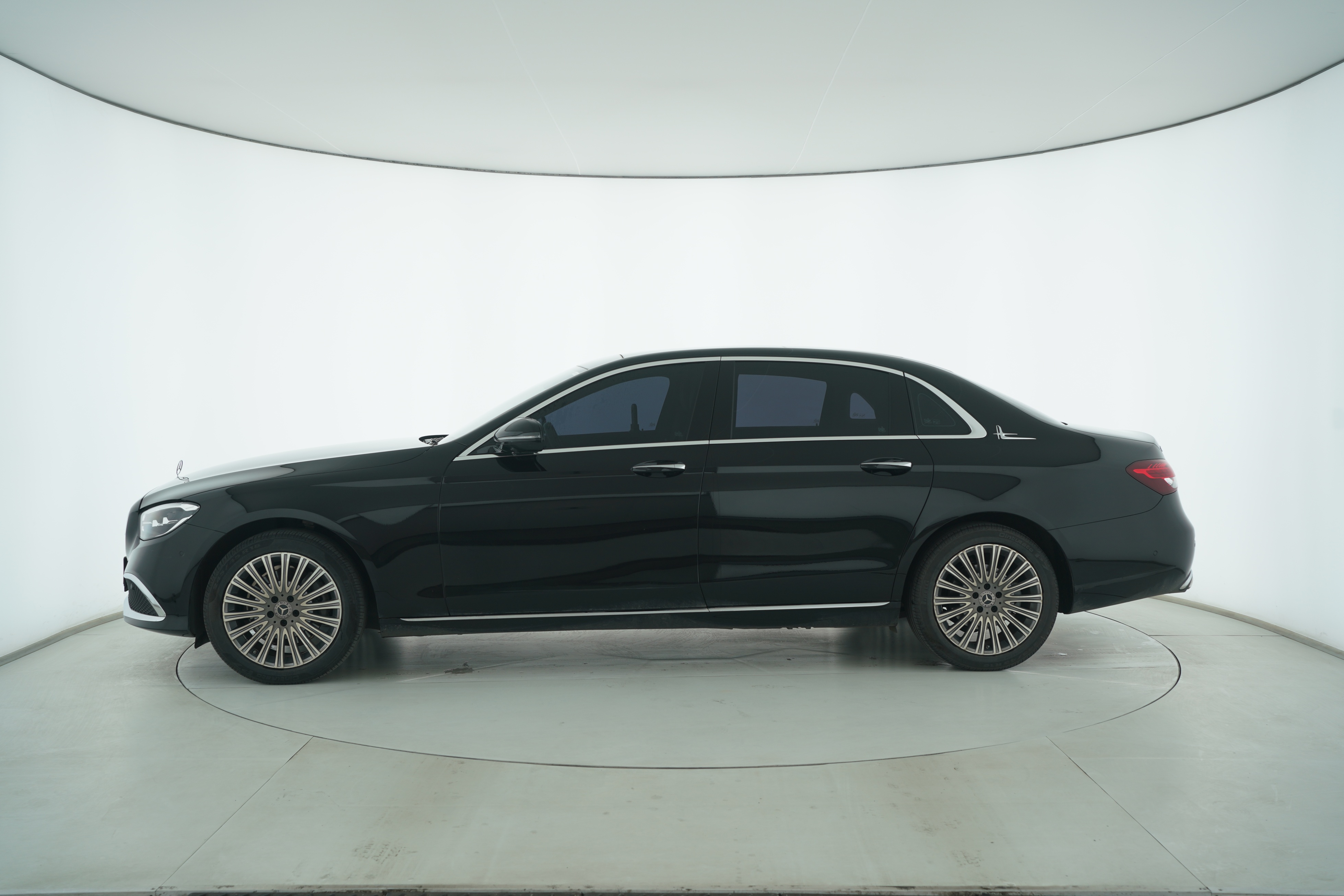 Mercedes Benz E-Class 2023 — фото 7