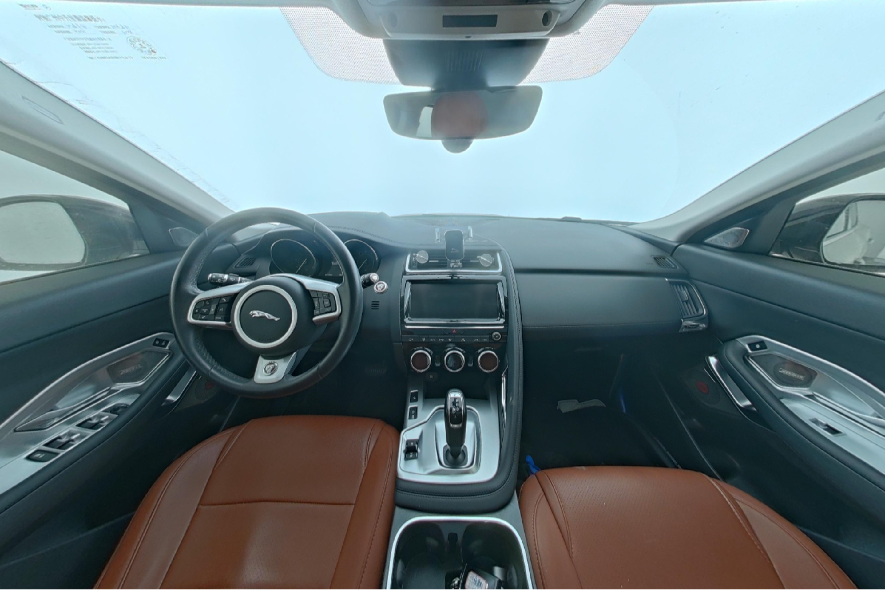 Jaguar E-PACE 2018 — фото 9