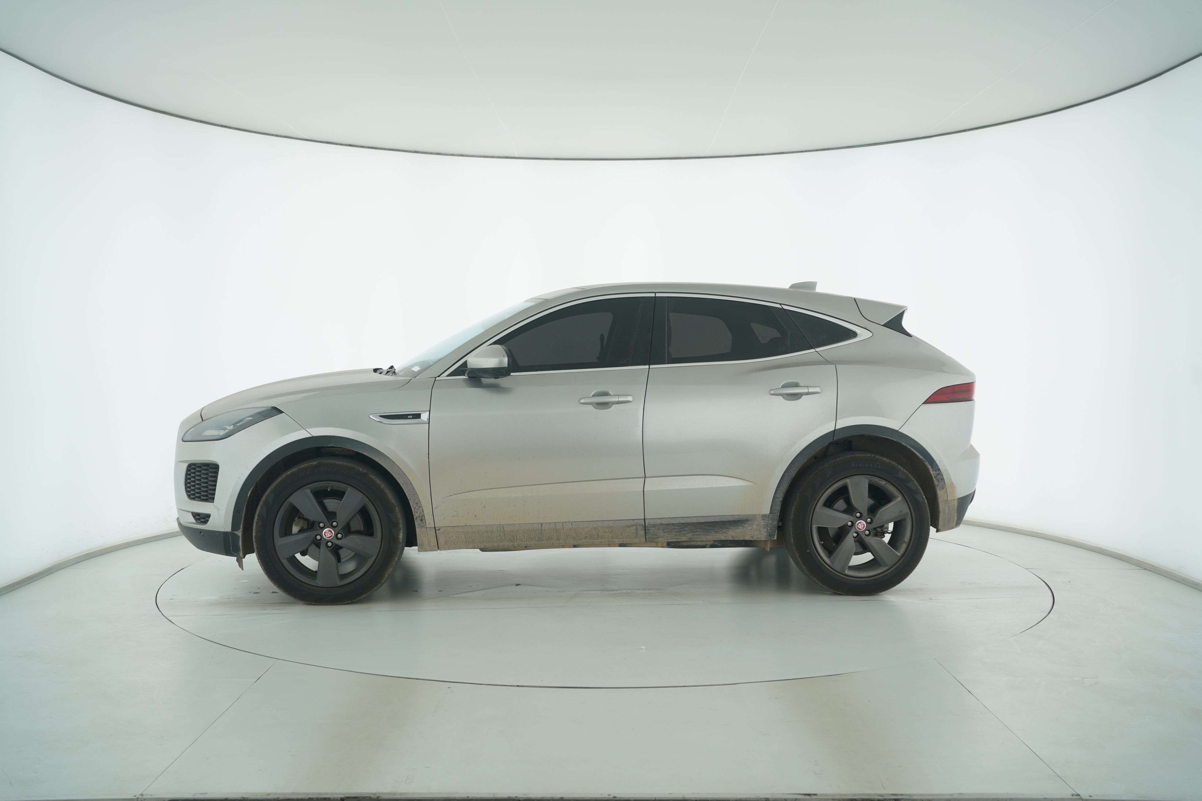 Jaguar E-PACE 2018 — фото 7
