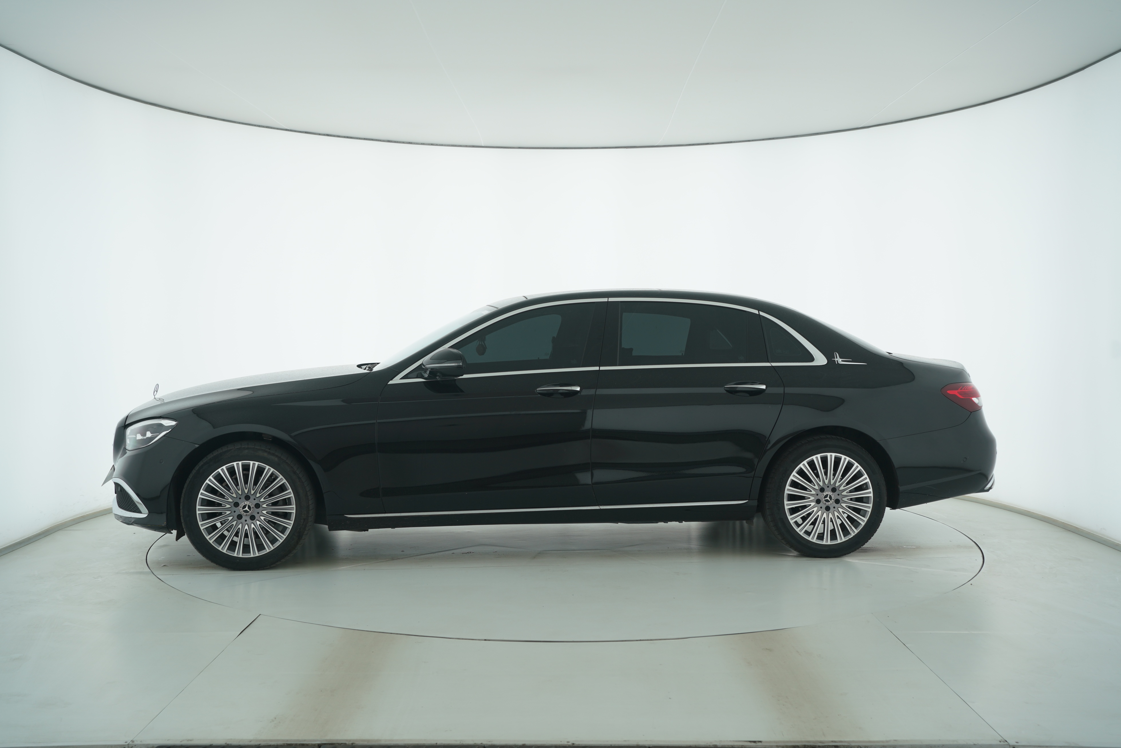 Mercedes Benz E-Class 2023 — фото 7