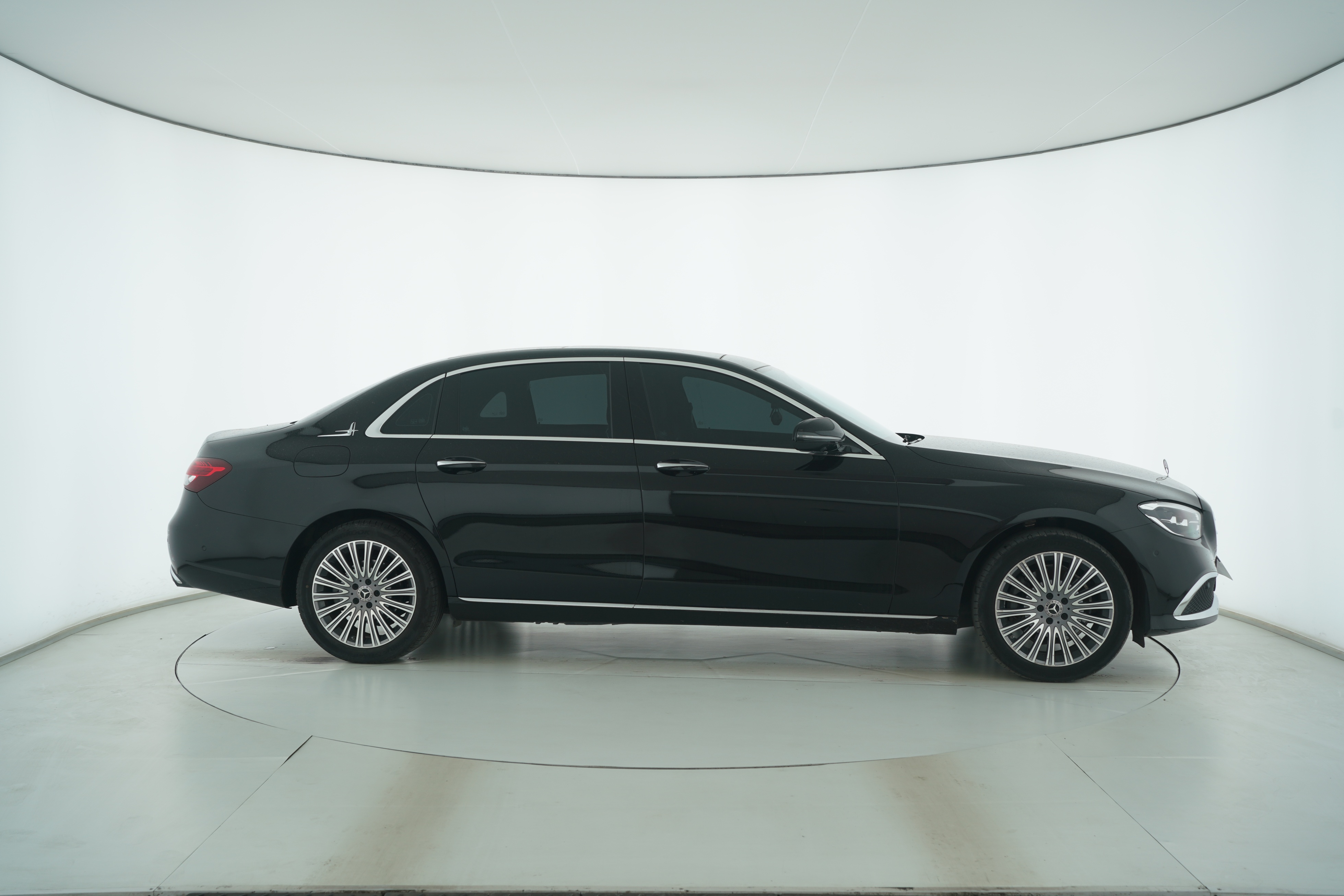 Mercedes Benz E-Class 2023 — фото 8