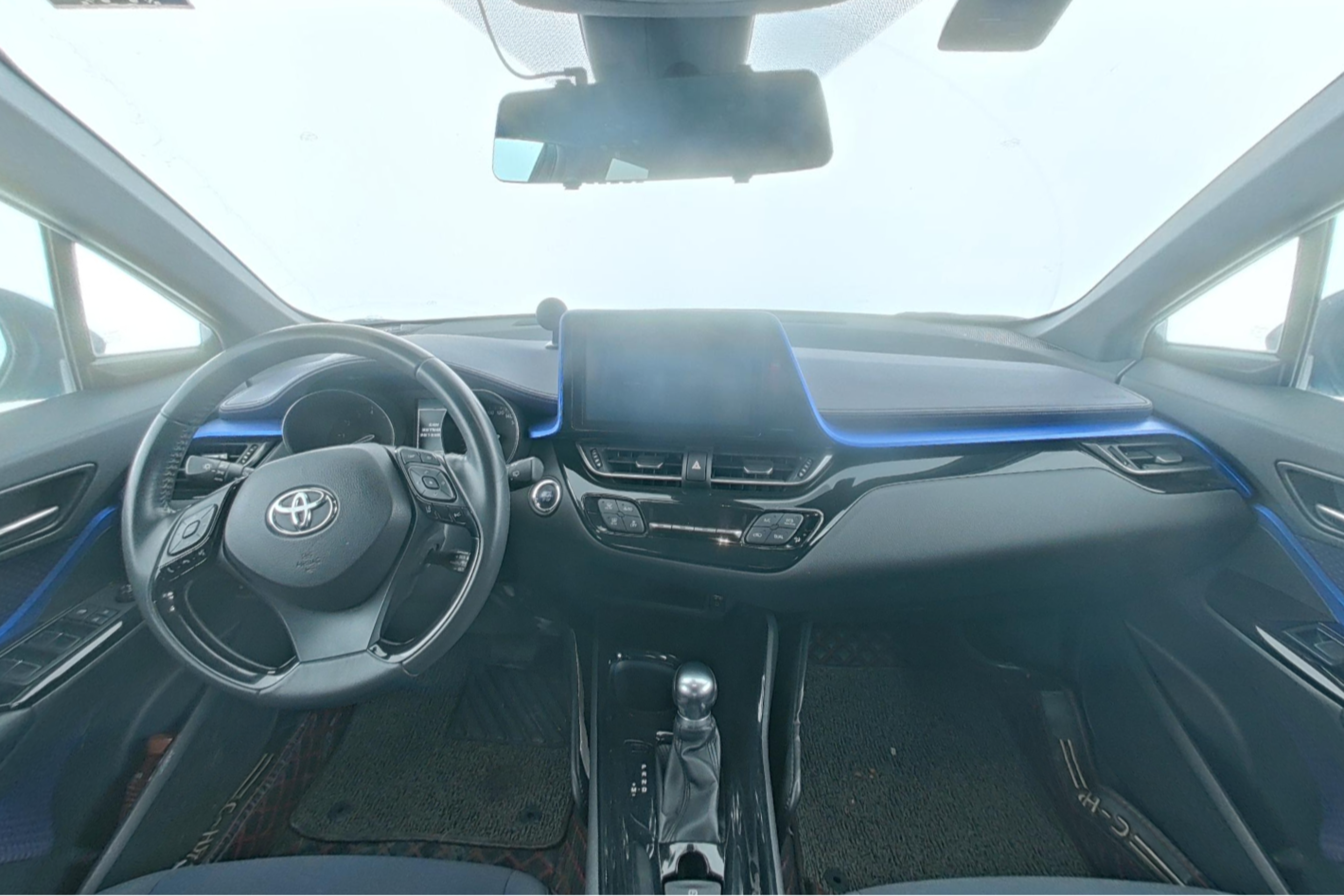 Toyota C-HR 2018 — фото 9