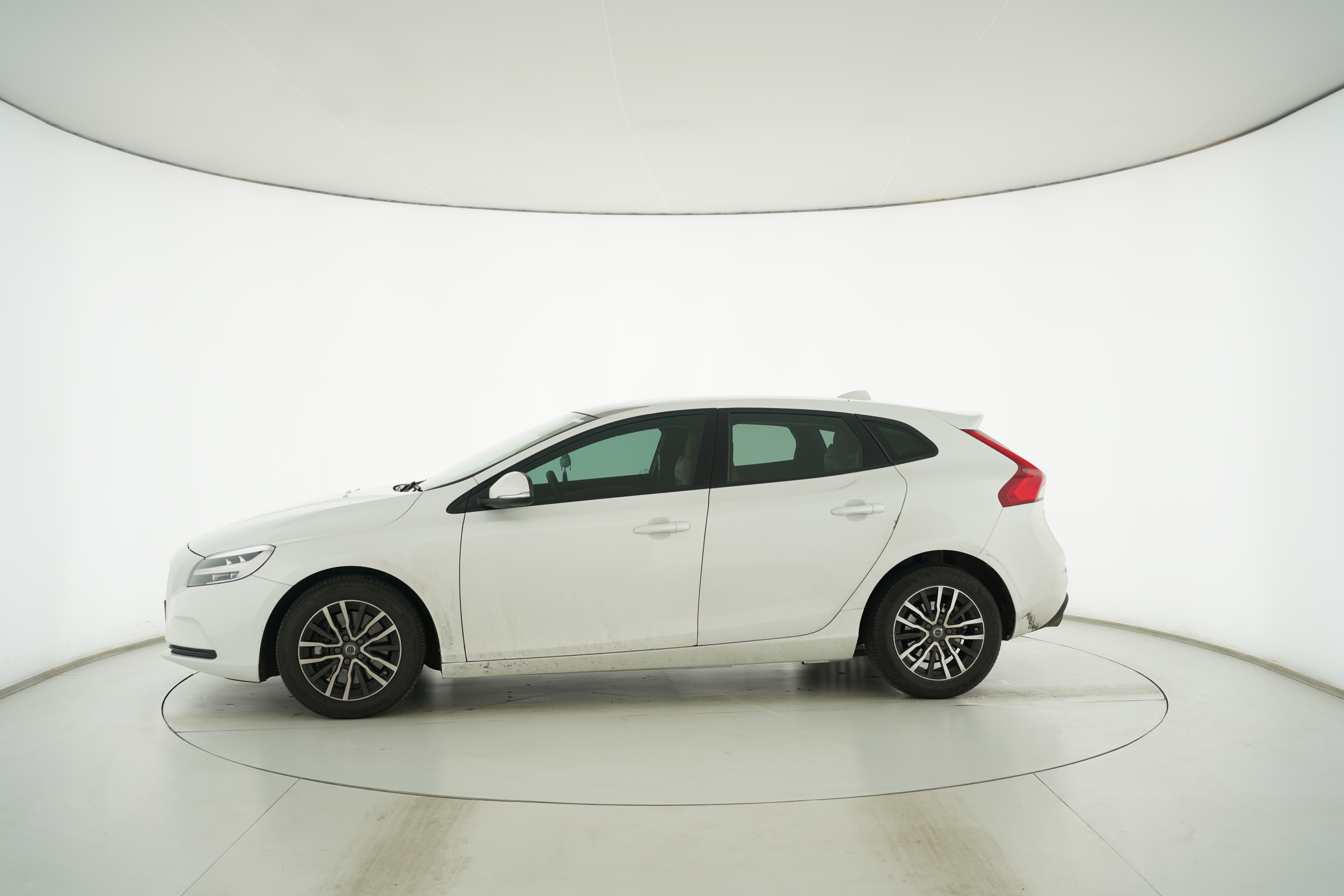 VOLVO V40 2018 — фото 7