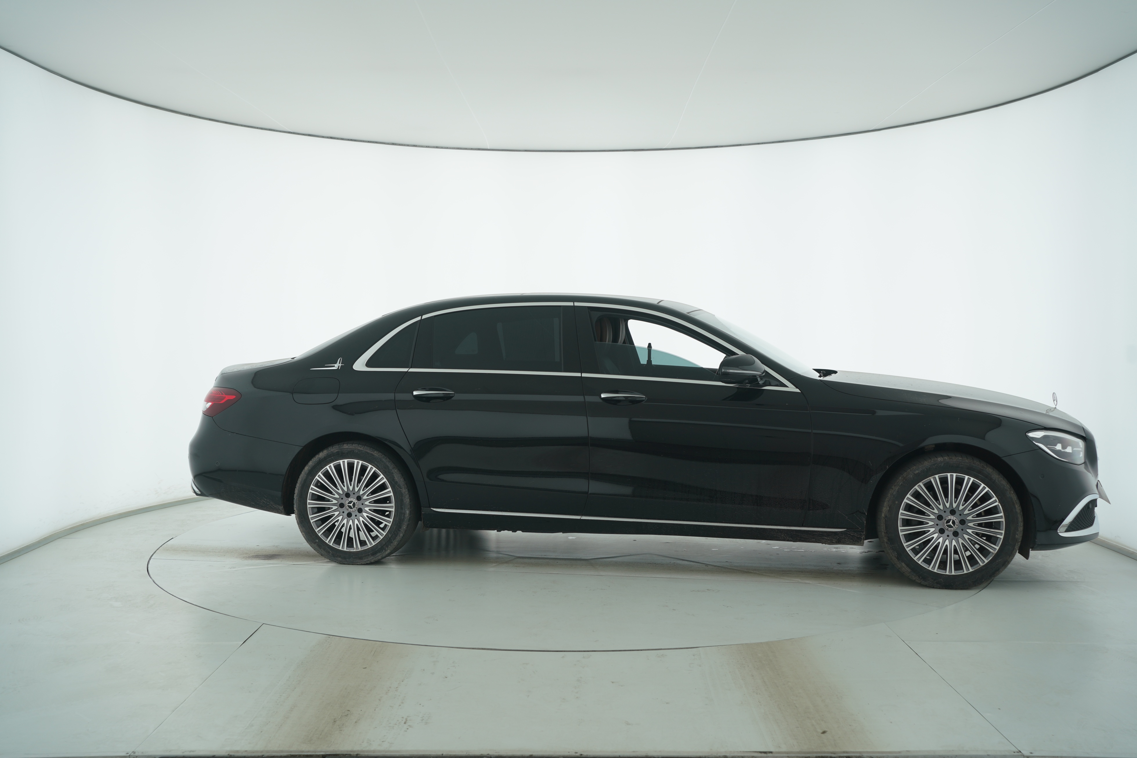 Mercedes Benz E-Class 2023 — фото 8