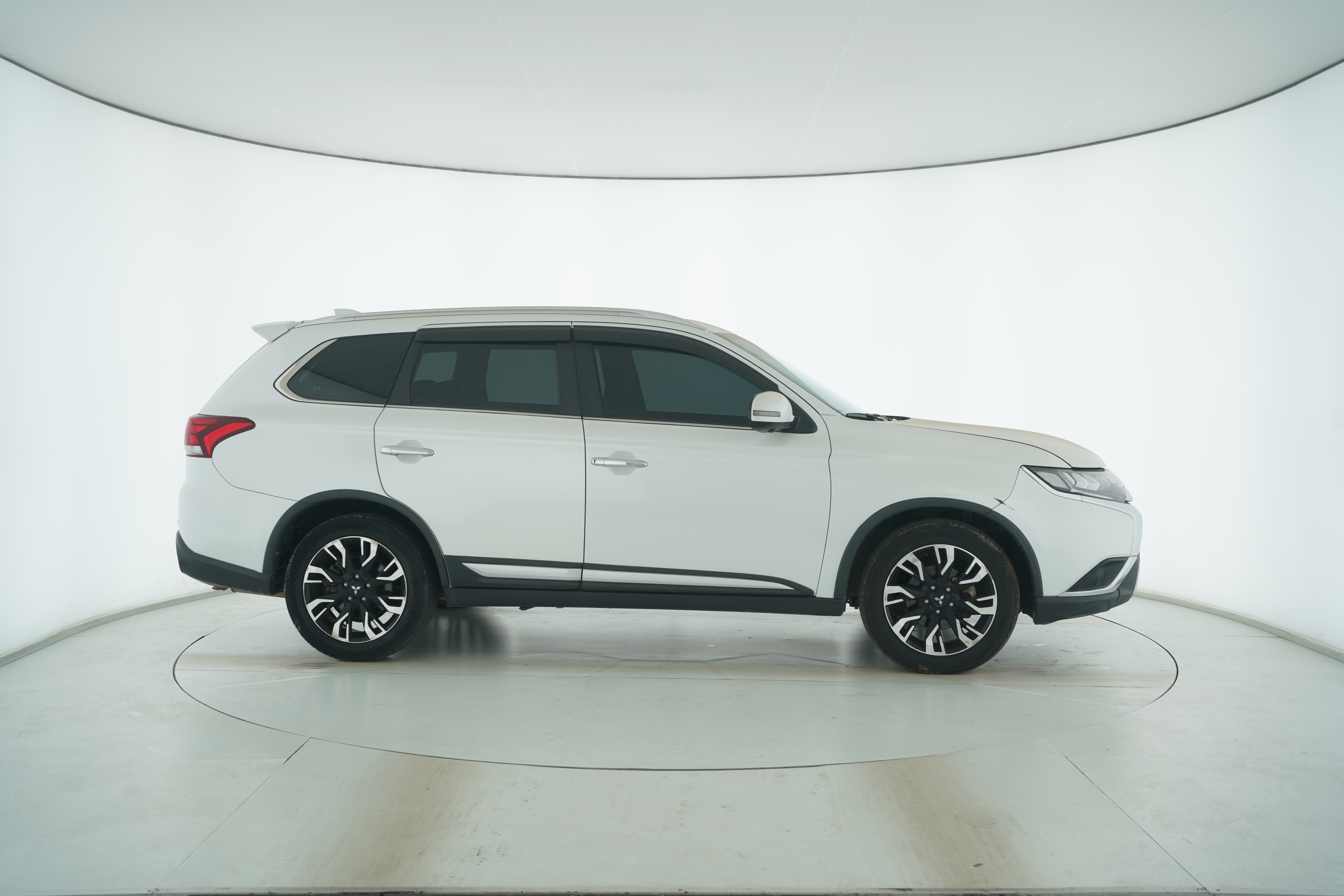 Mitsubishi Outlander 2019 — фото 8