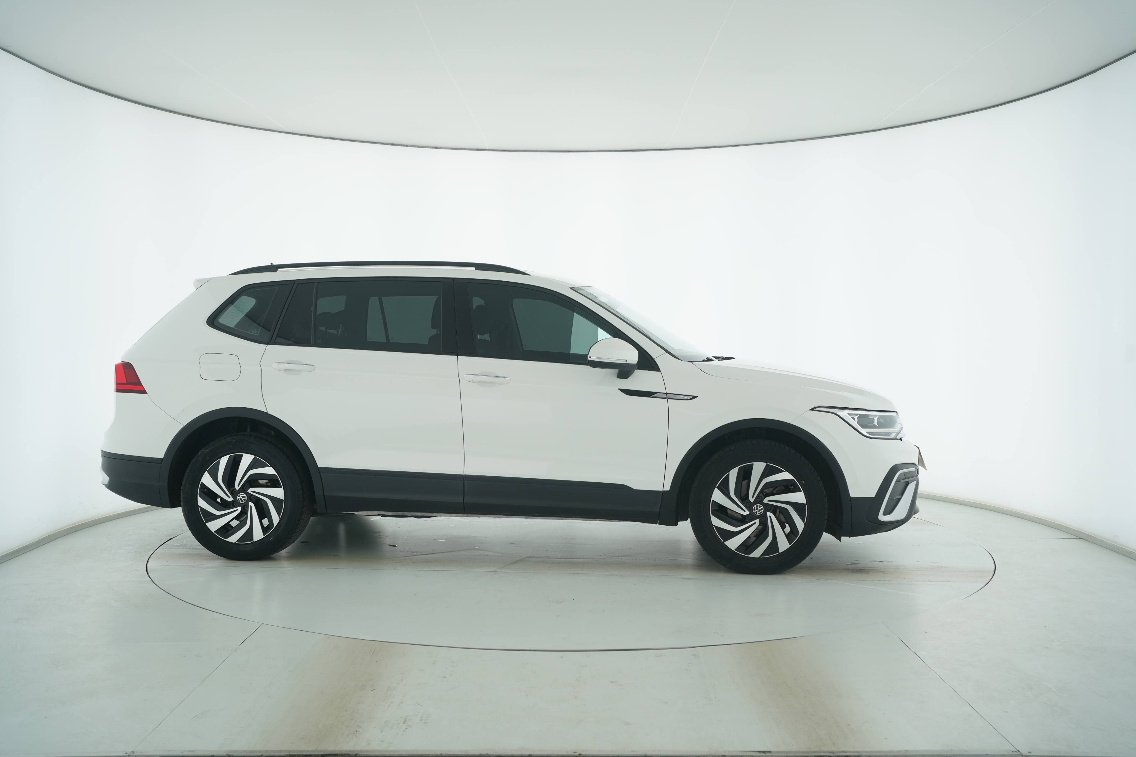 Volkswagen Tiguan L 2022 — фото 8