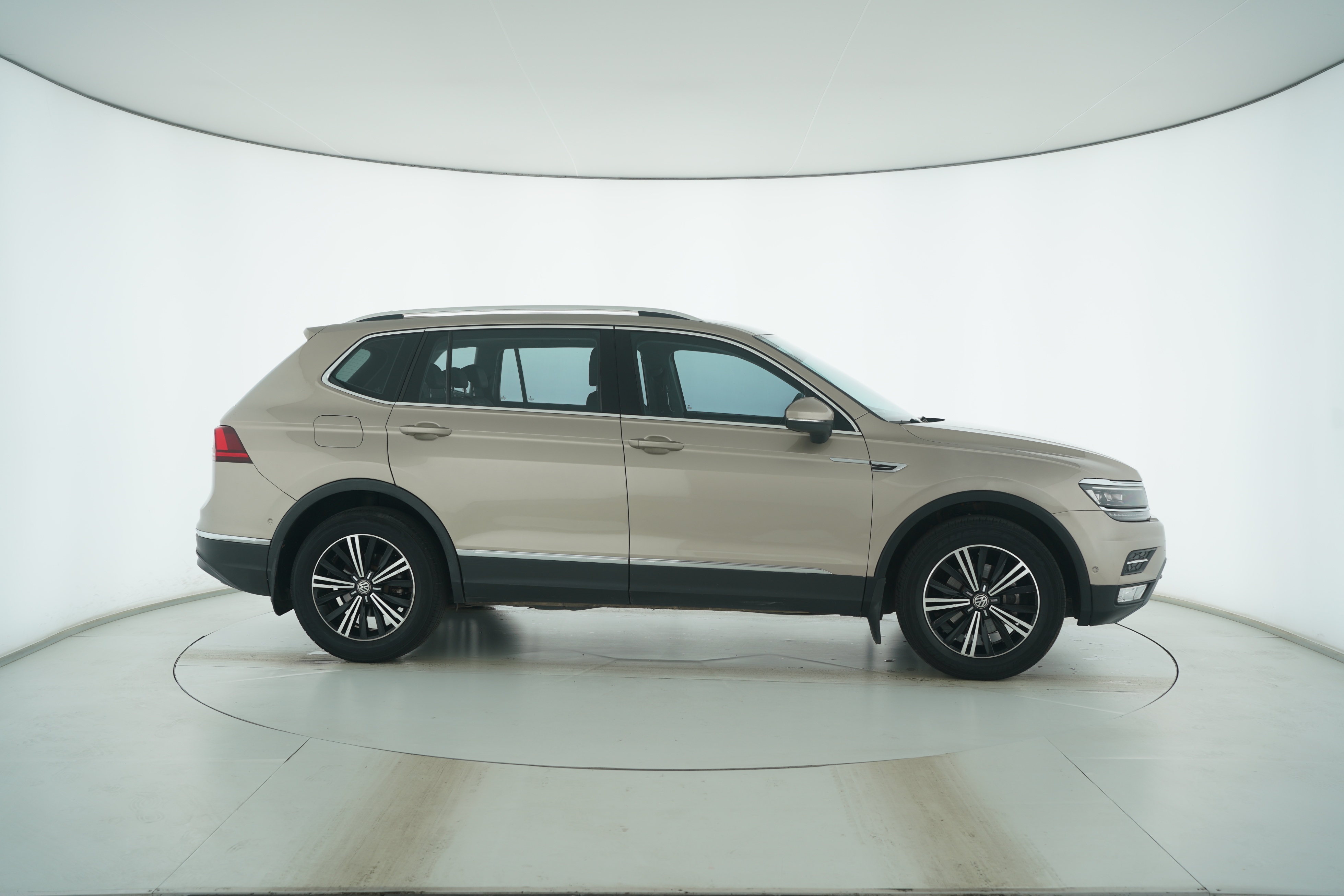 Volkswagen Tiguan L 2017 — фото 8