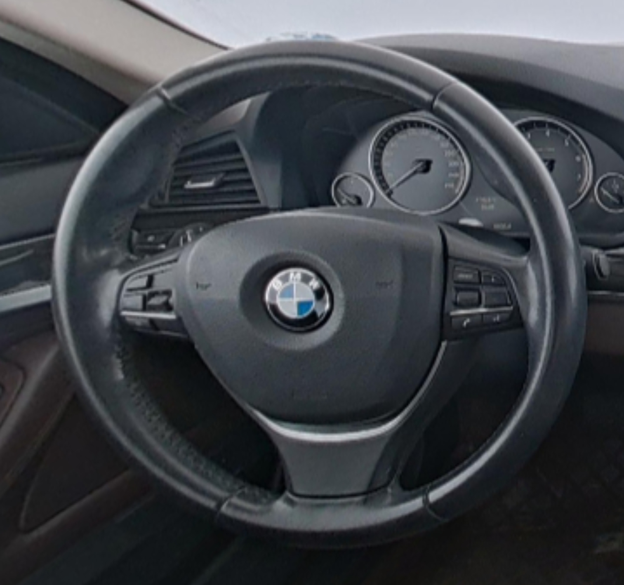 BMW 5 Series 2014 — фото 10