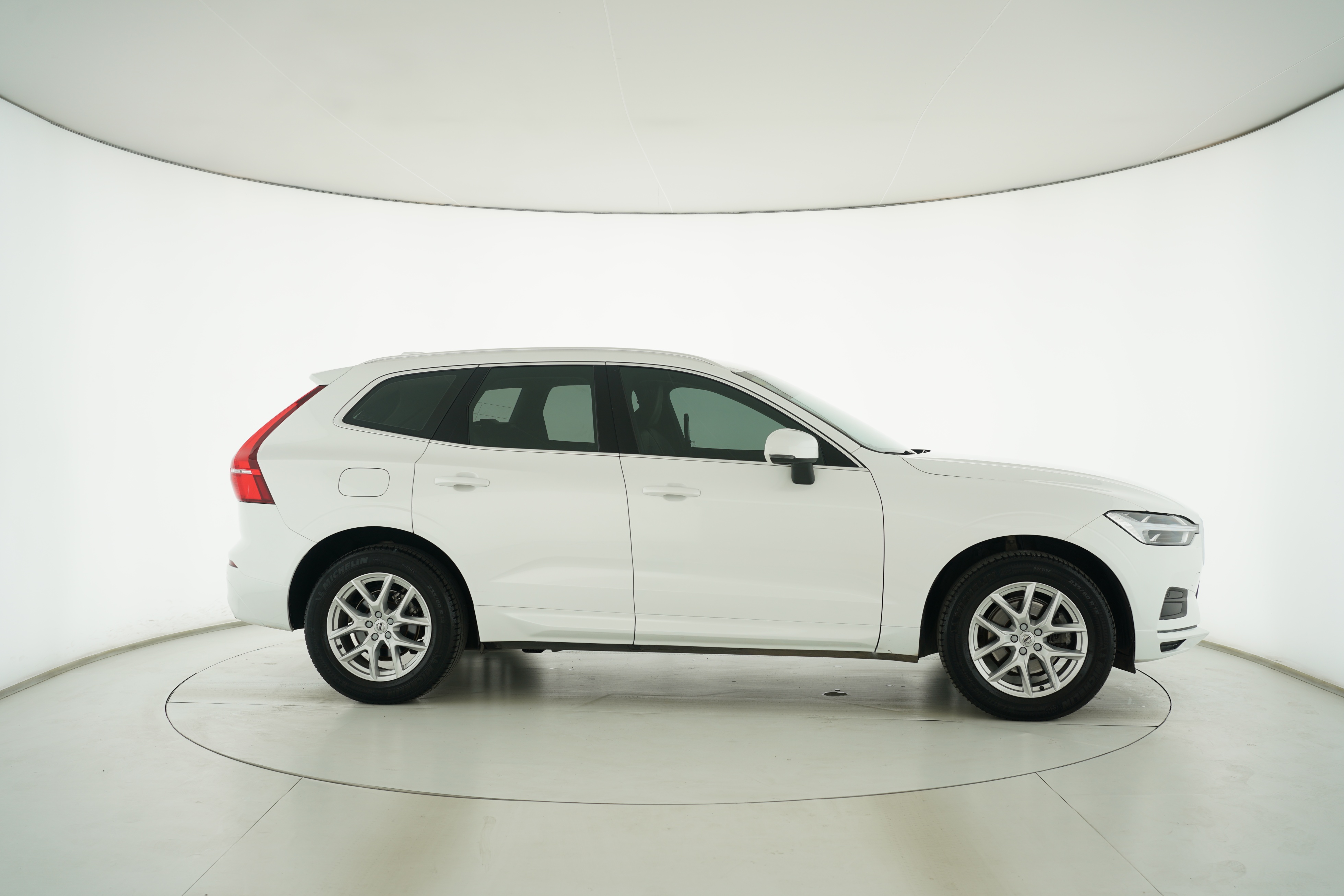 VOLVO XC60 2019 — фото 8