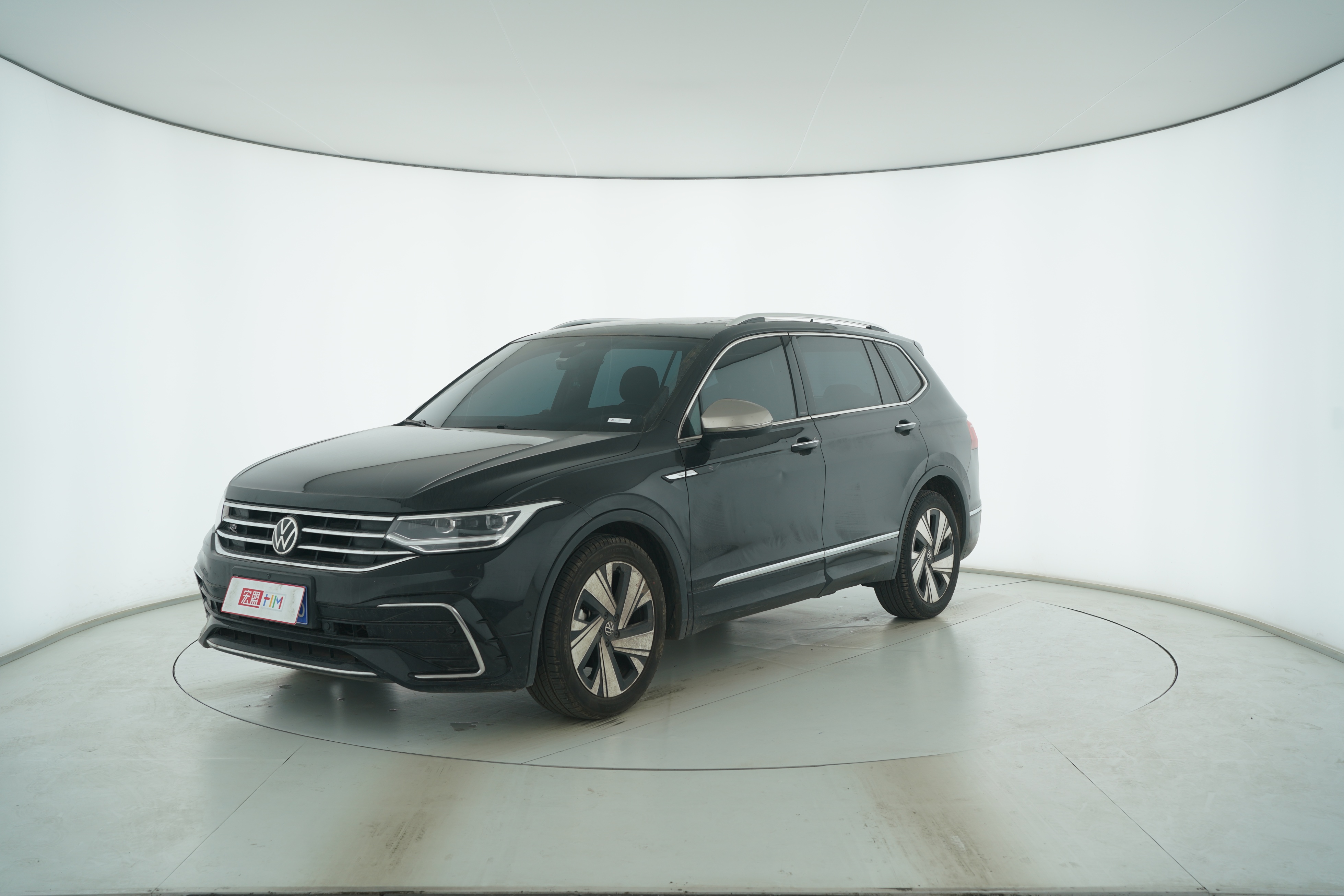 Volkswagen Tiguan L 2023 — фото 1