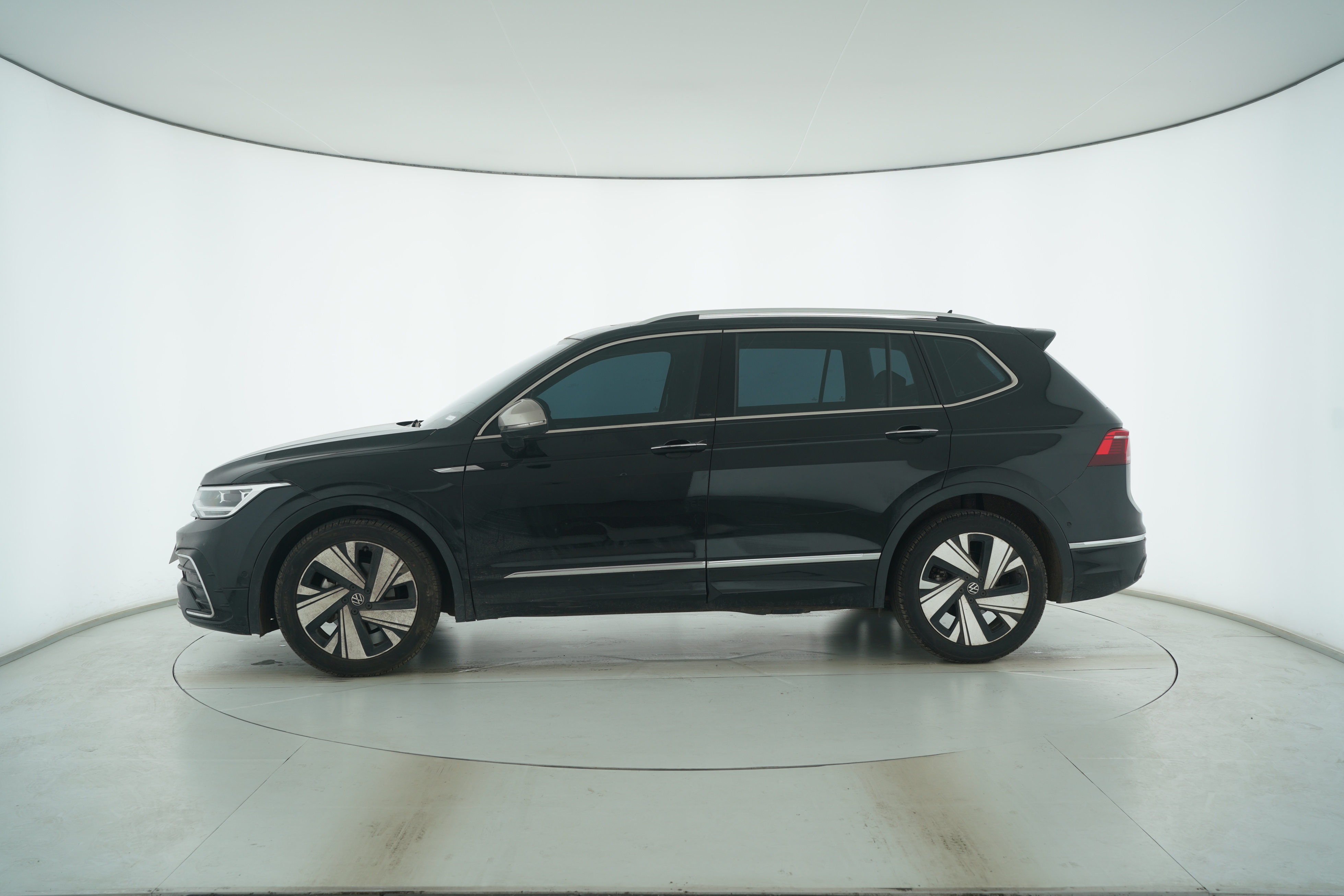 Volkswagen Tiguan L 2023 — фото 7