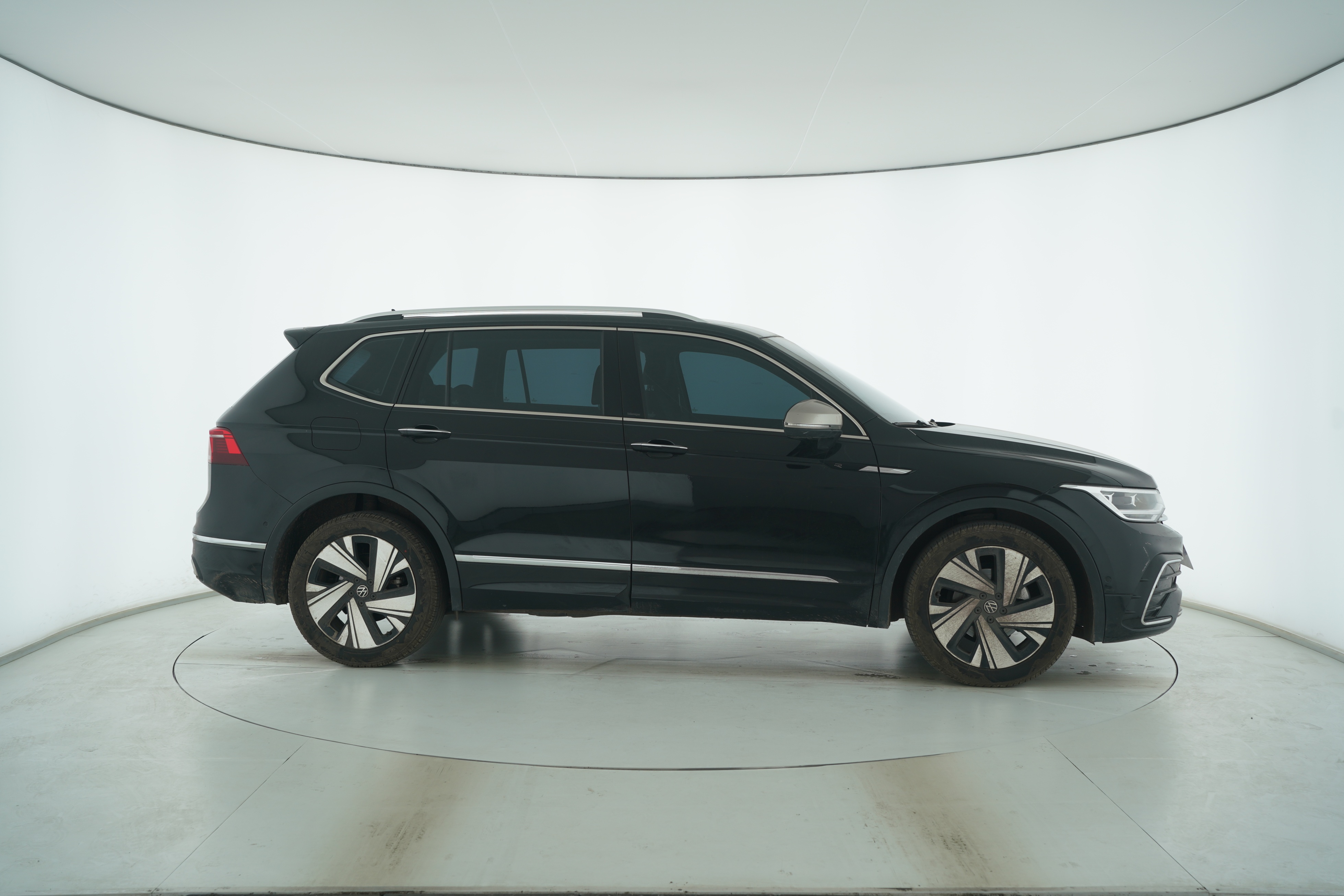 Volkswagen Tiguan L 2023 — фото 8