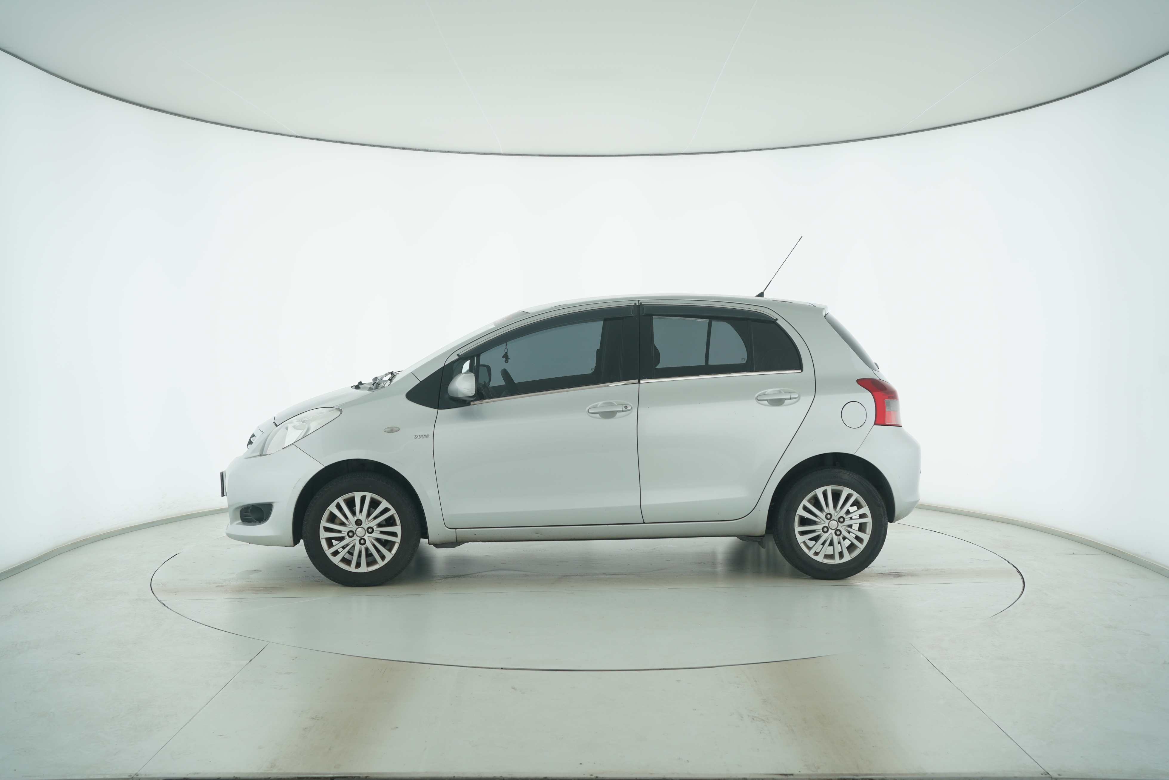 Toyota Yaris 2011 — фото 7