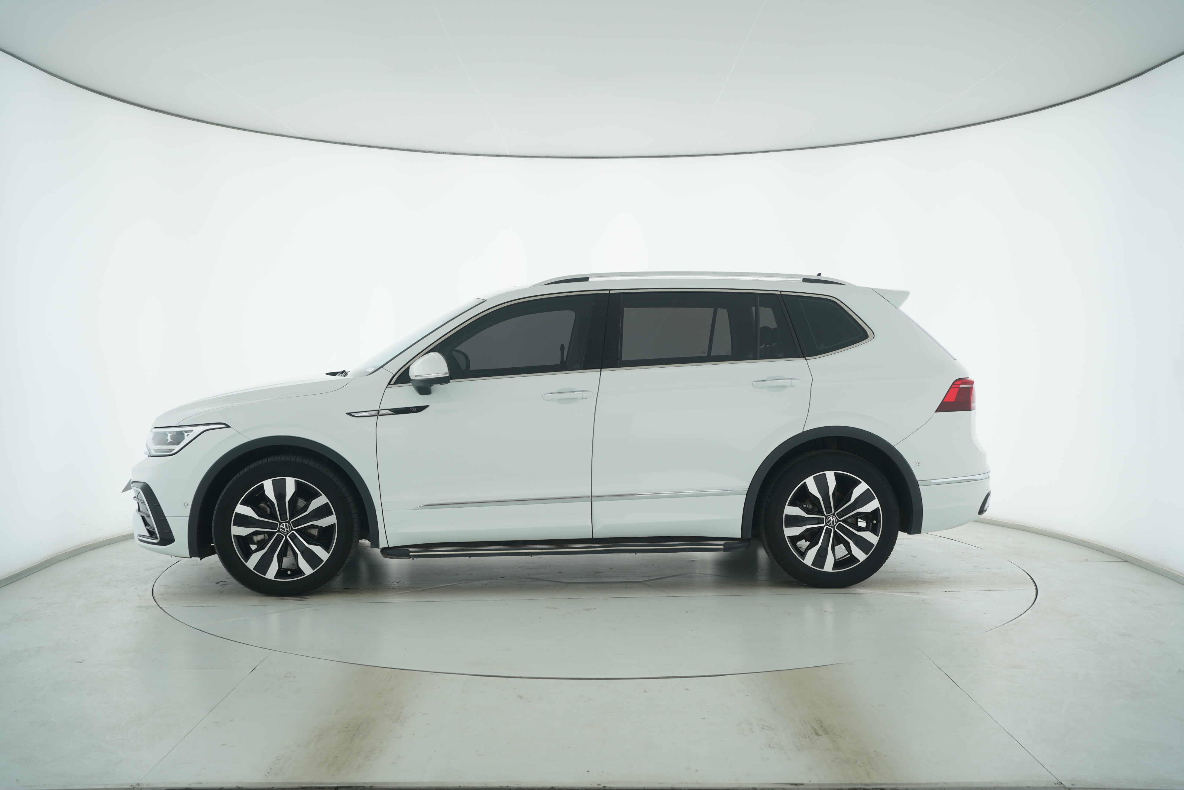 Volkswagen Tiguan L 2023 — фото 7