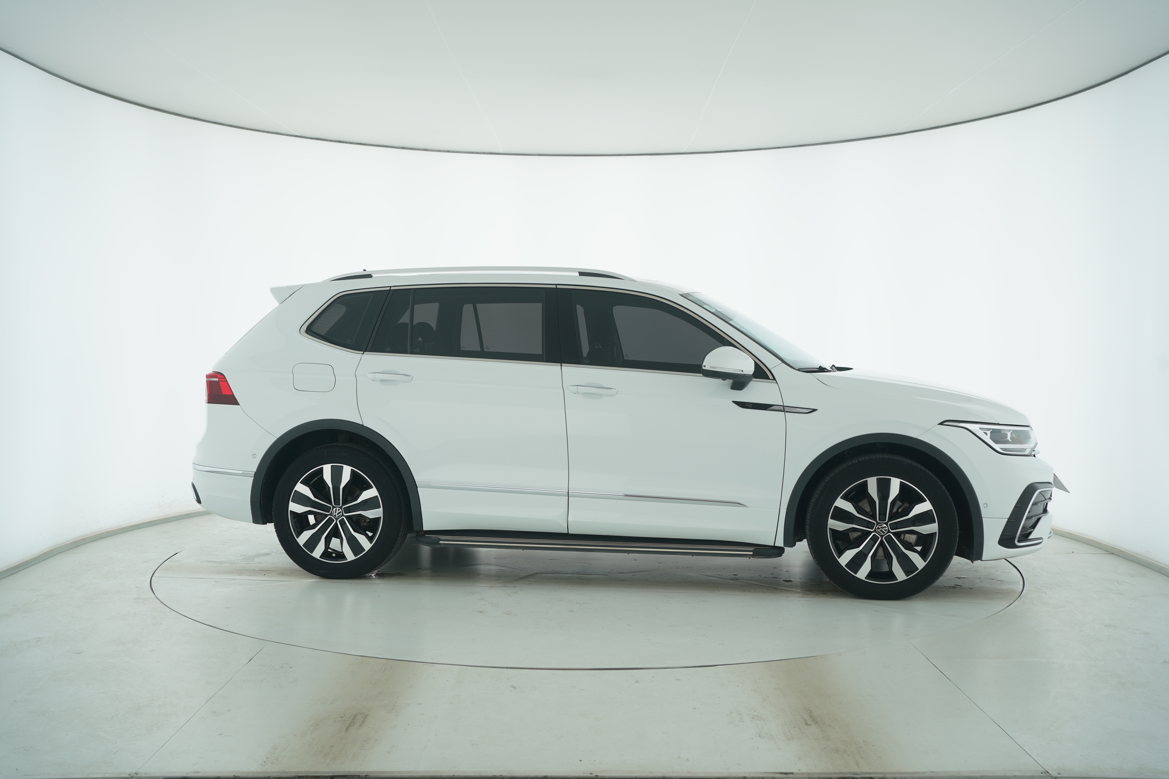 Volkswagen Tiguan L 2023 — фото 8