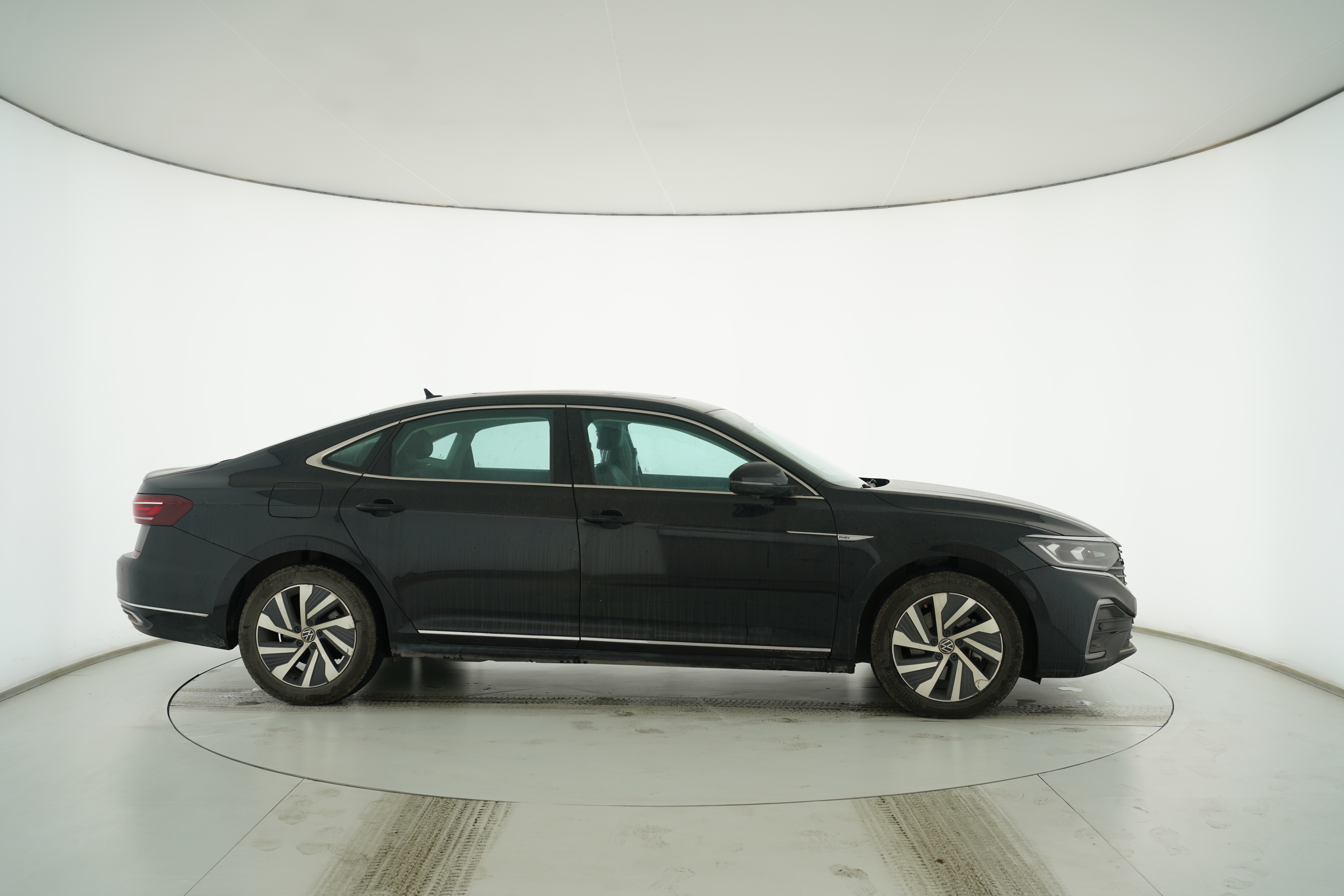 Volkswagen Passat Plug-in Hybrid 2022 — фото 8