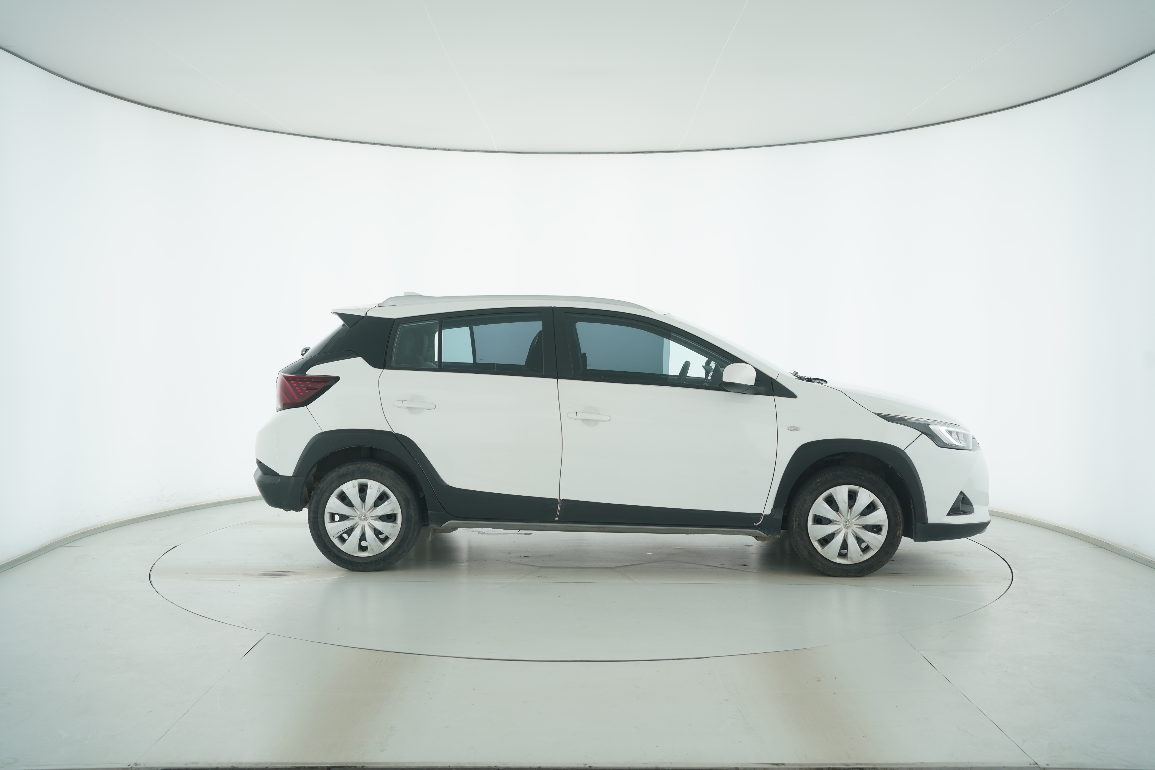 Toyota YARiS L 2022 — фото 8