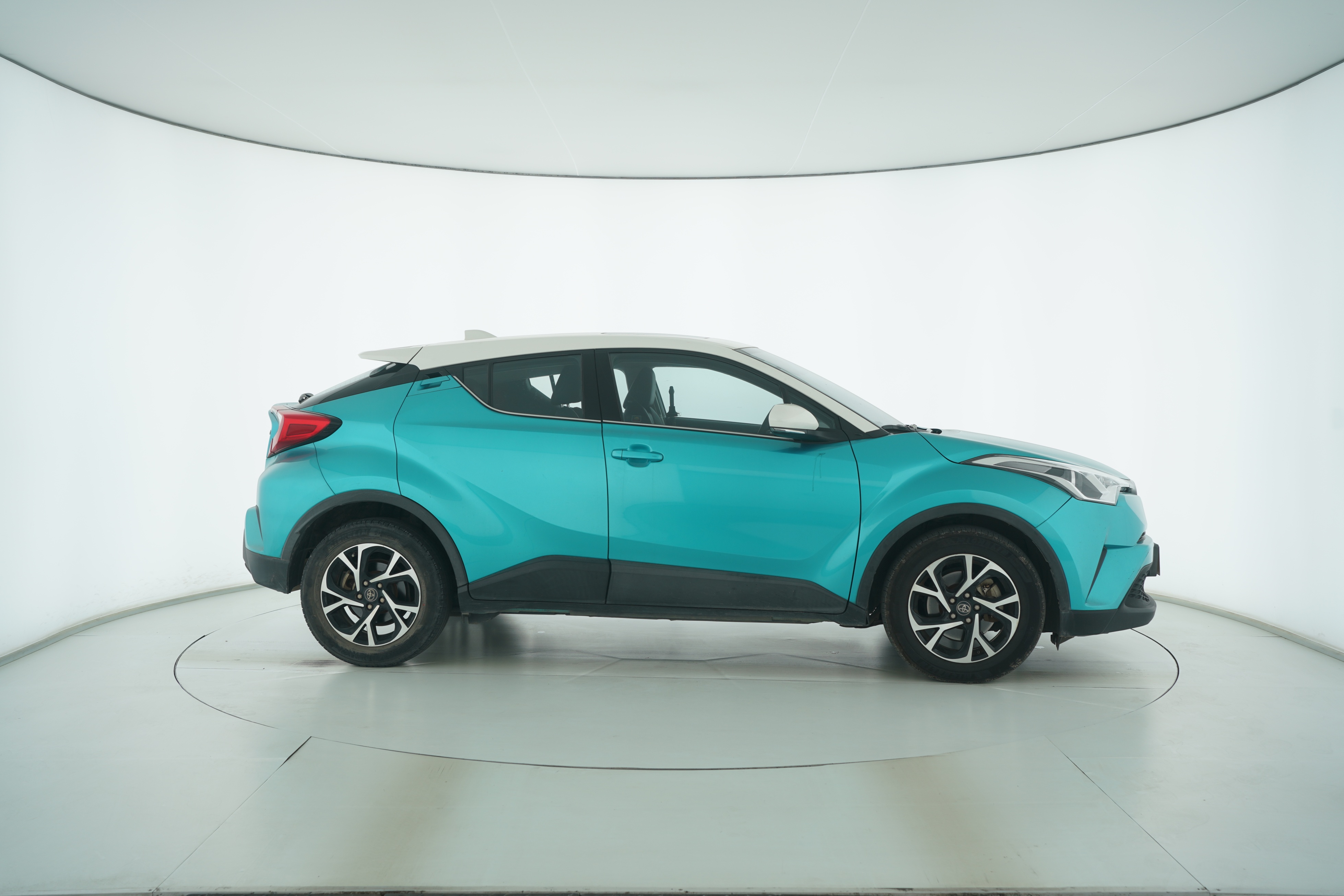 Toyota C-HR 2020 — фото 8