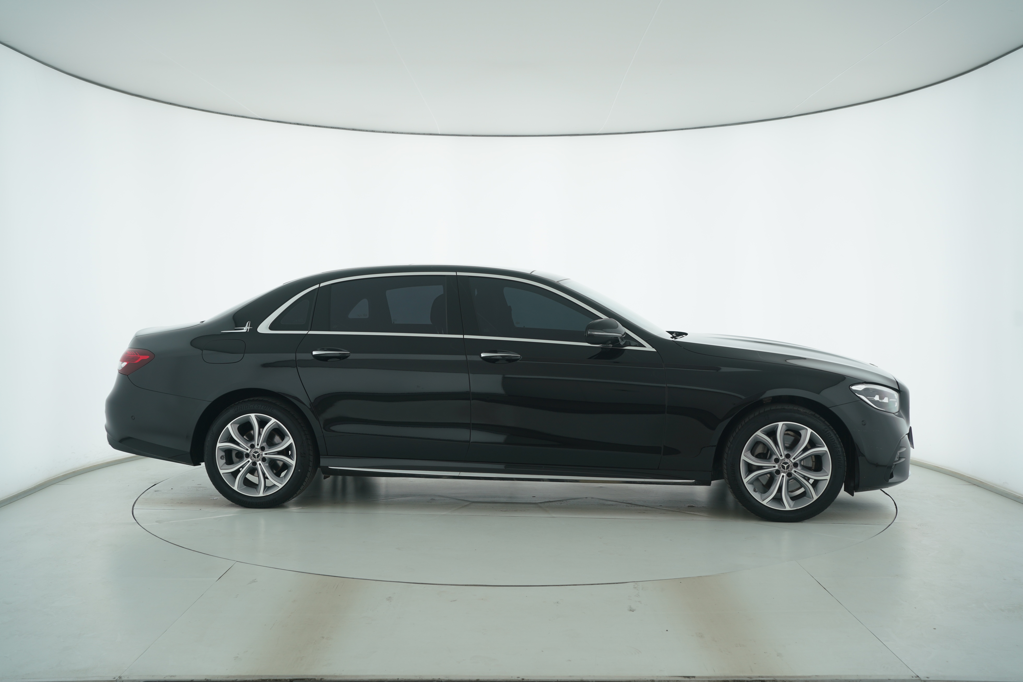 Mercedes Benz E-Class 2023 — фото 8
