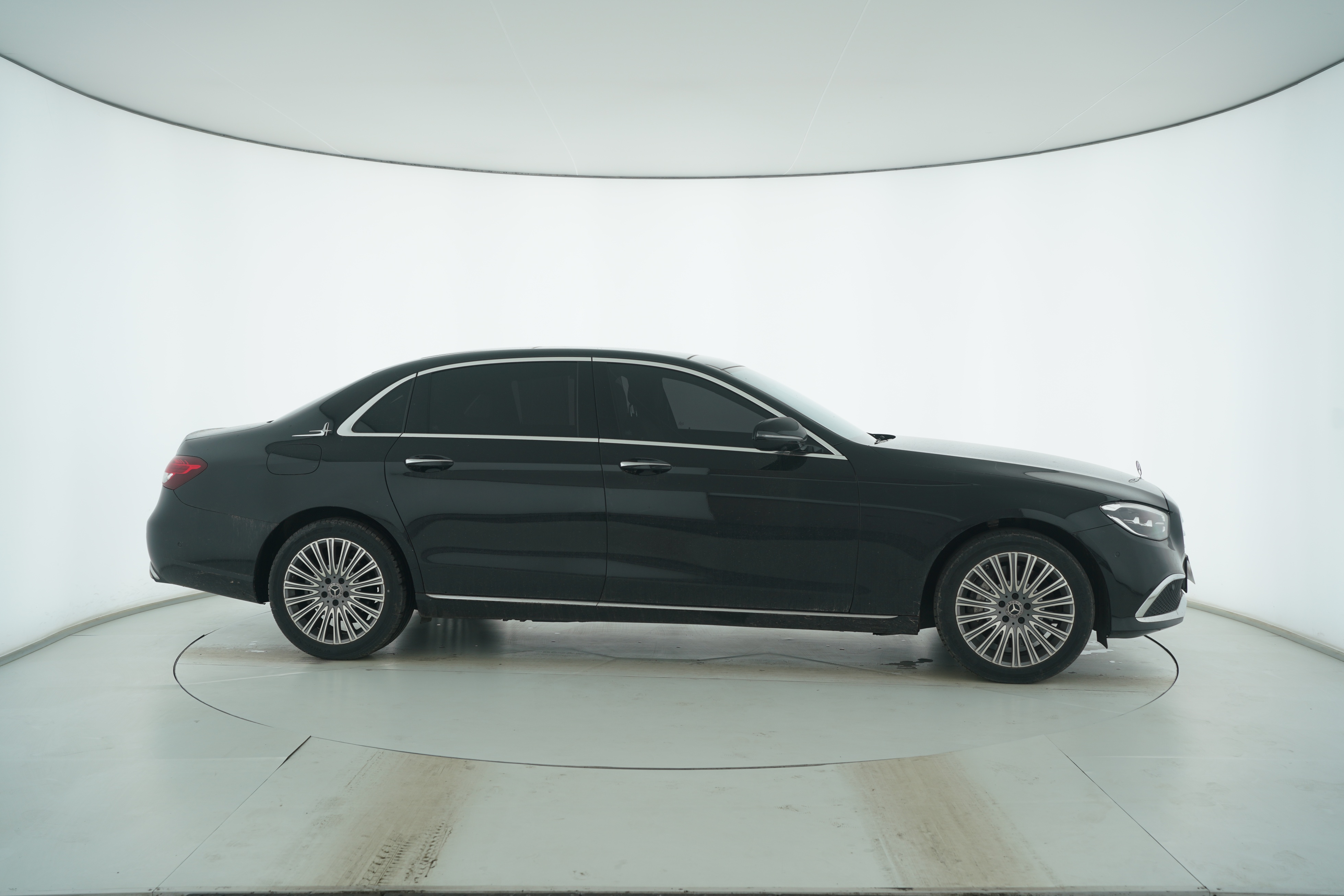Mercedes Benz E-Class 2023 — фото 8
