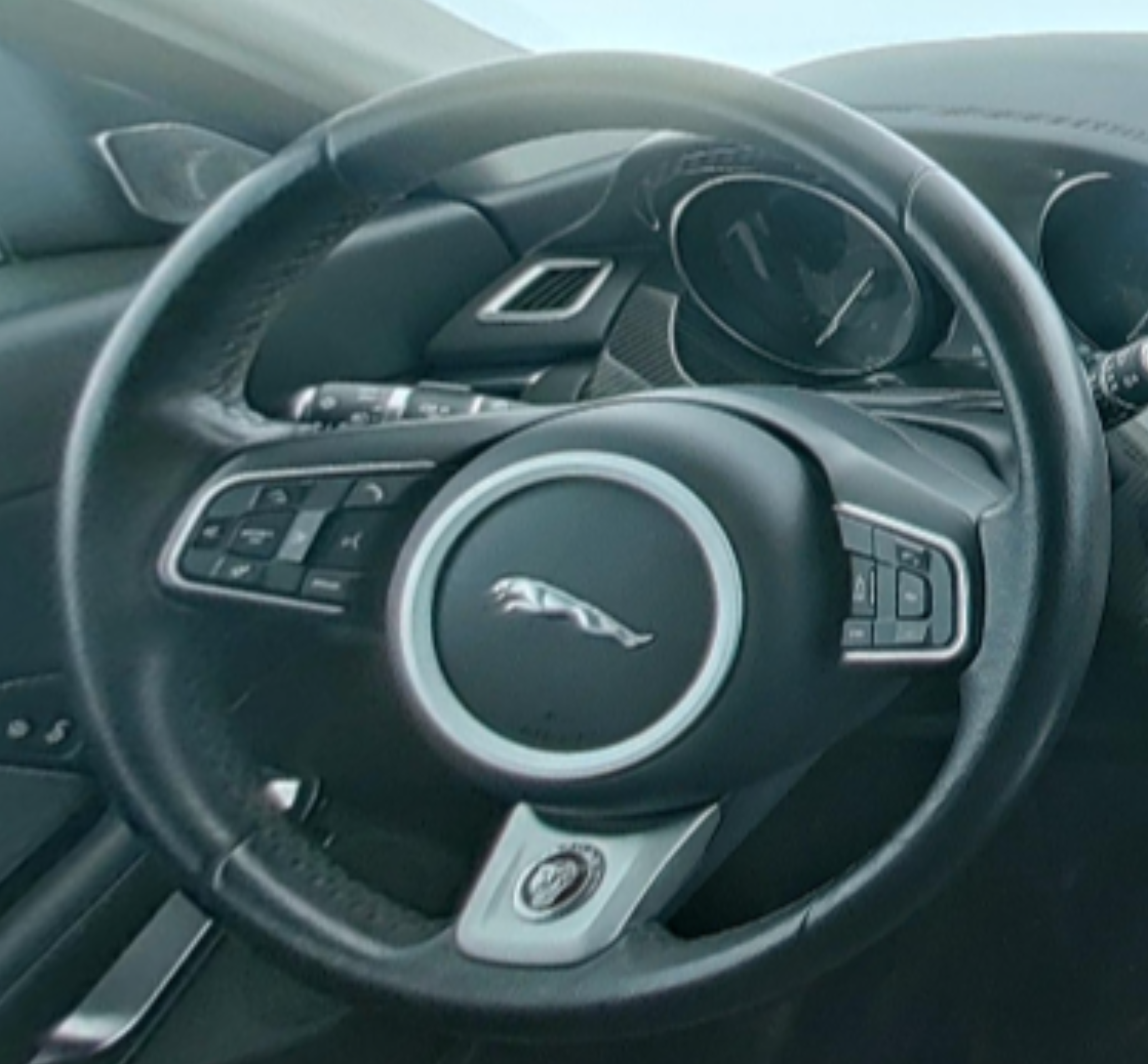 Jaguar E-PACE 2018 — фото 10