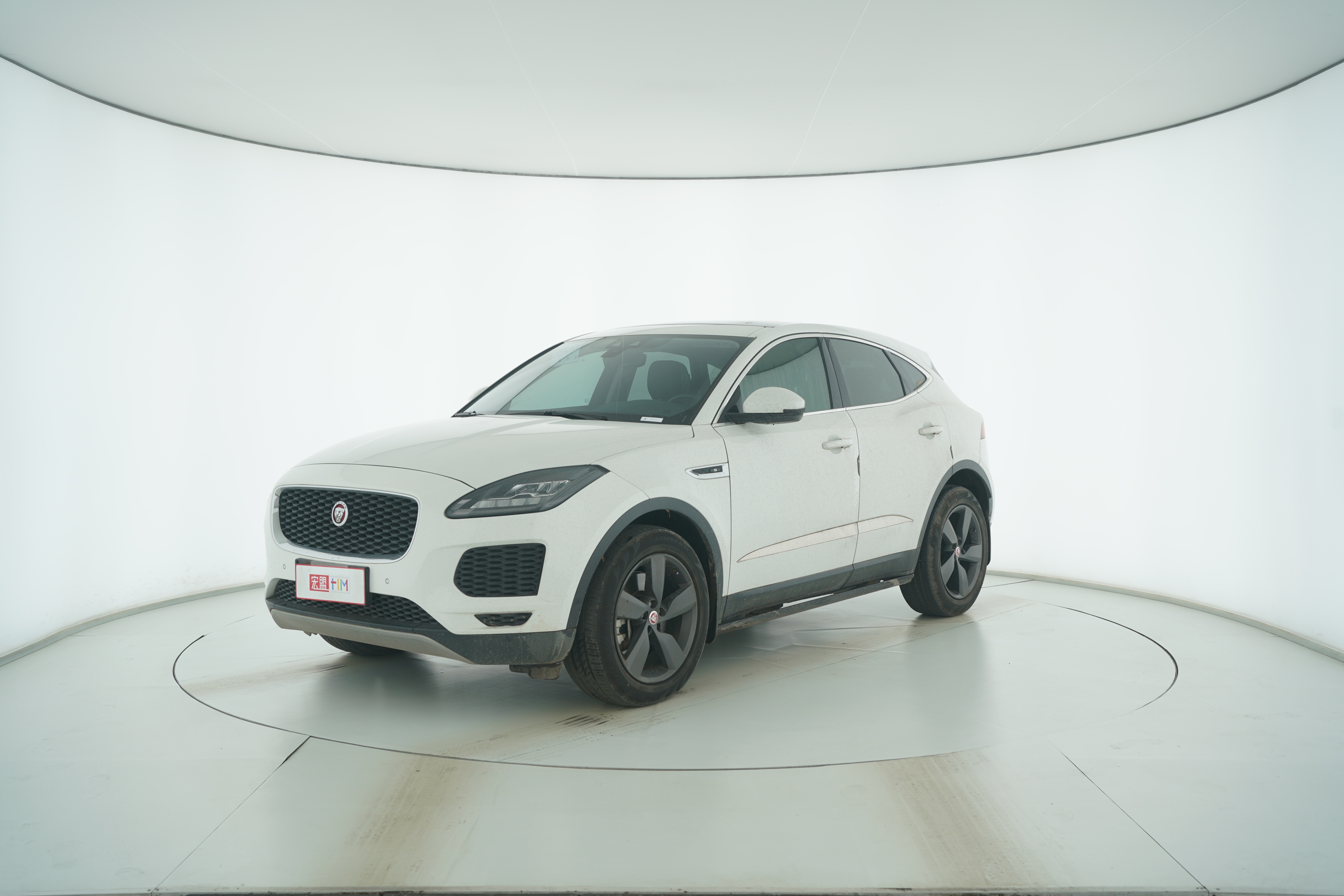 Jaguar E-PACE 2018 — фото 1